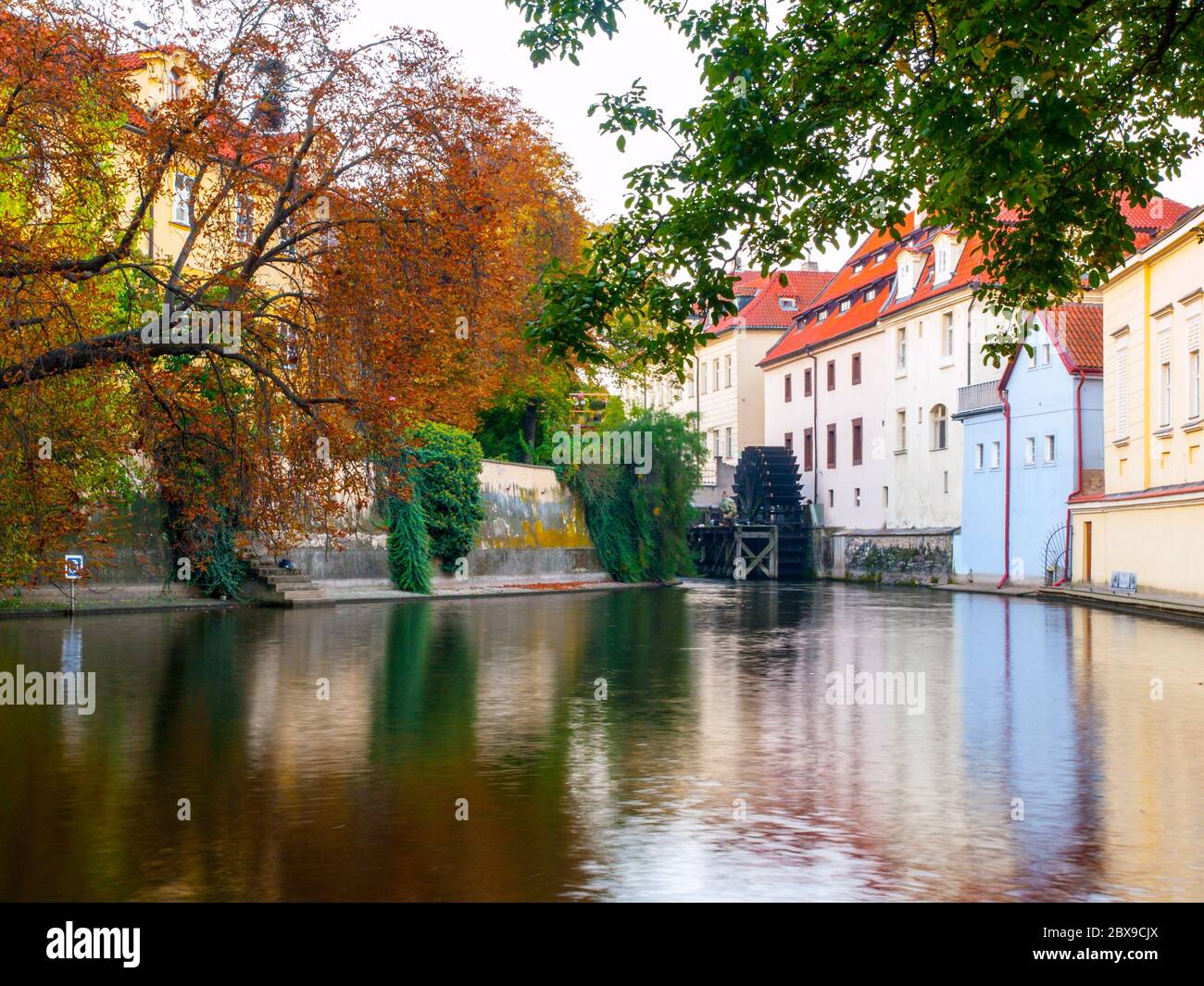 Certovka, rivière Devil, avec roue de moulin à eau à l'île de Kampa, Prague, République tchèque Banque D'Images
