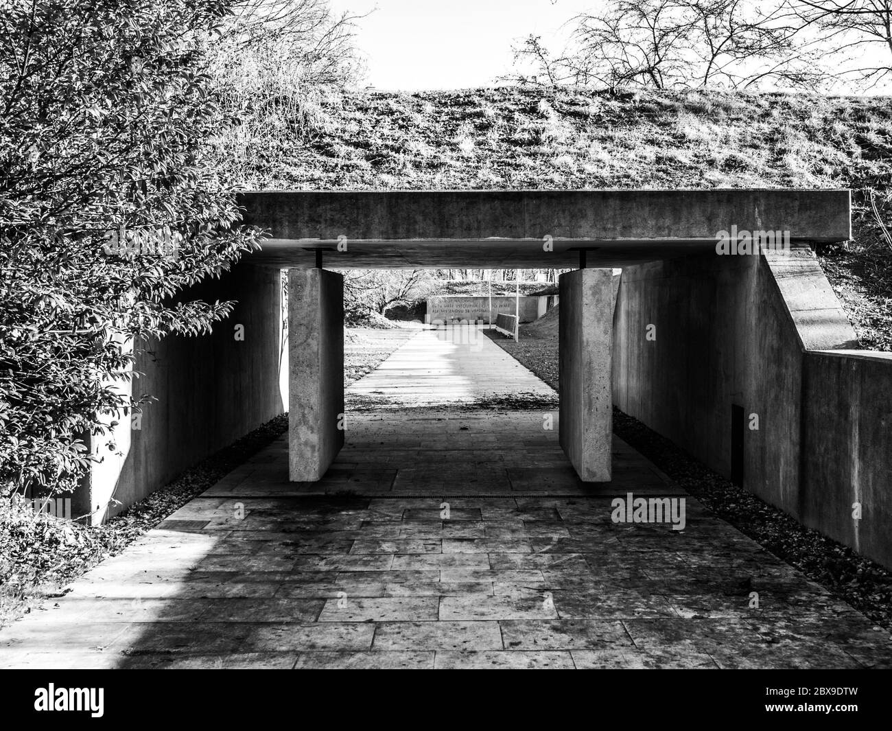 PRAGUE, RÉPUBLIQUE TCHÈQUE - 9 DÉCEMBRE 2017 : entrée à l'ancien champ de tir de Kobylisy, Prague, République tchèque. Lieu des exécutions massives pendant la Seconde Guerre mondiale par les nazis après l'assassinat de Reinhard Heydrich. Image en noir et blanc Banque D'Images