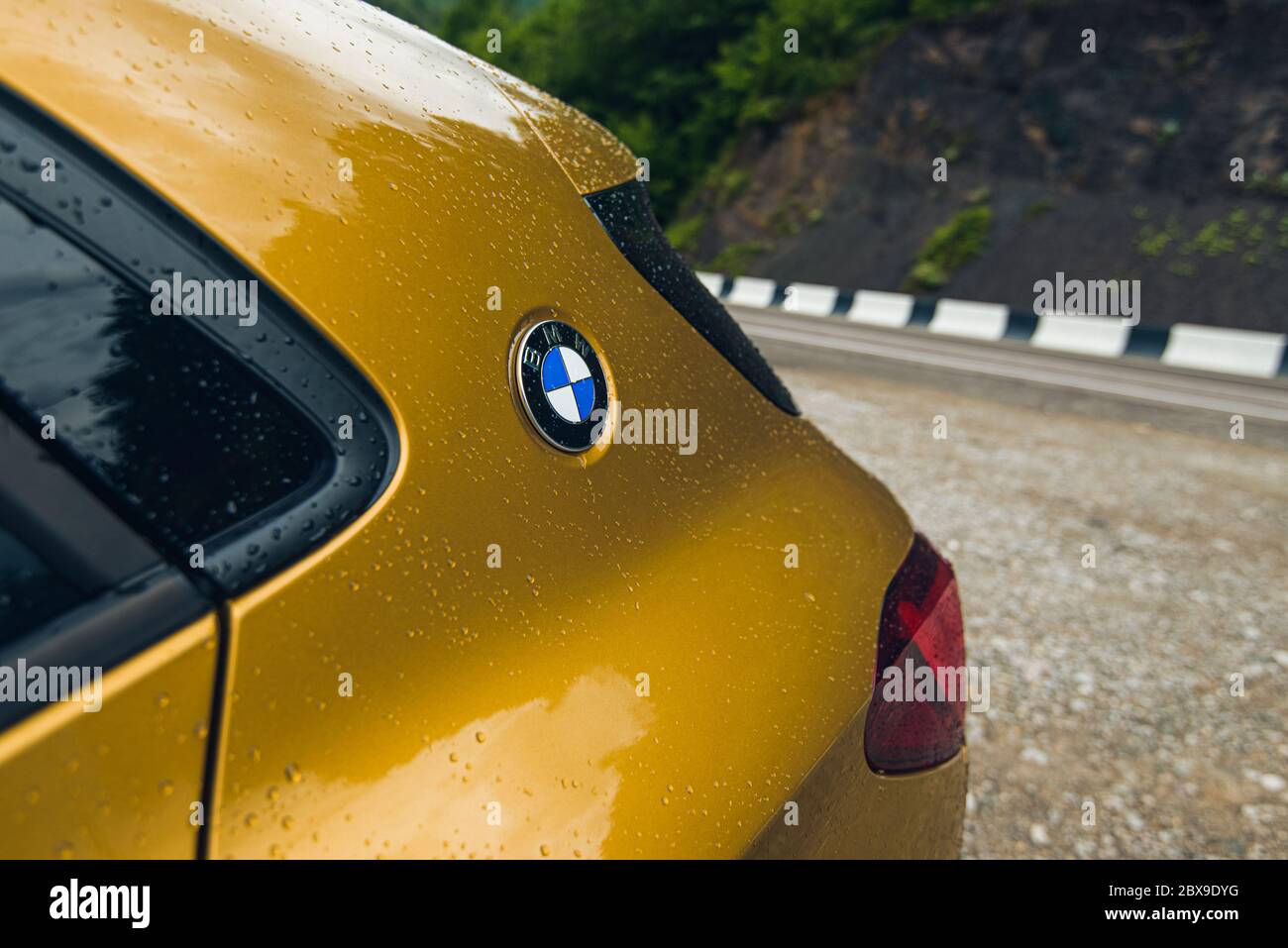 Russie Sotchi Krasnaya Polyana 4 juin 2020. Tournage détaillé de la nouvelle voiture Golden Urban SUV BMW x2 Banque D'Images