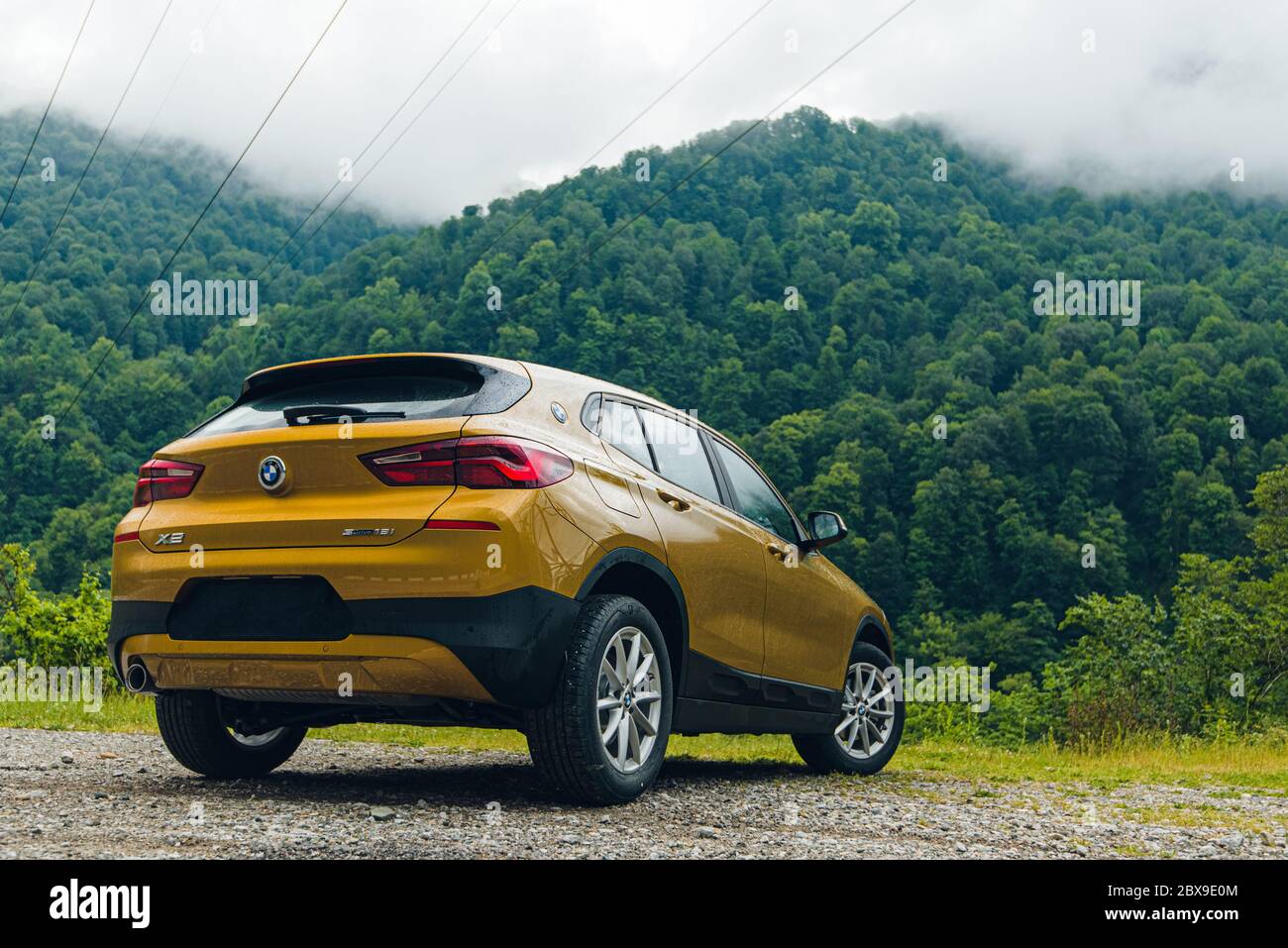 Russie Sotchi Krasnaya Polyana 4 juin 2020. Nouveau Golden City SUV BMW x2 Banque D'Images