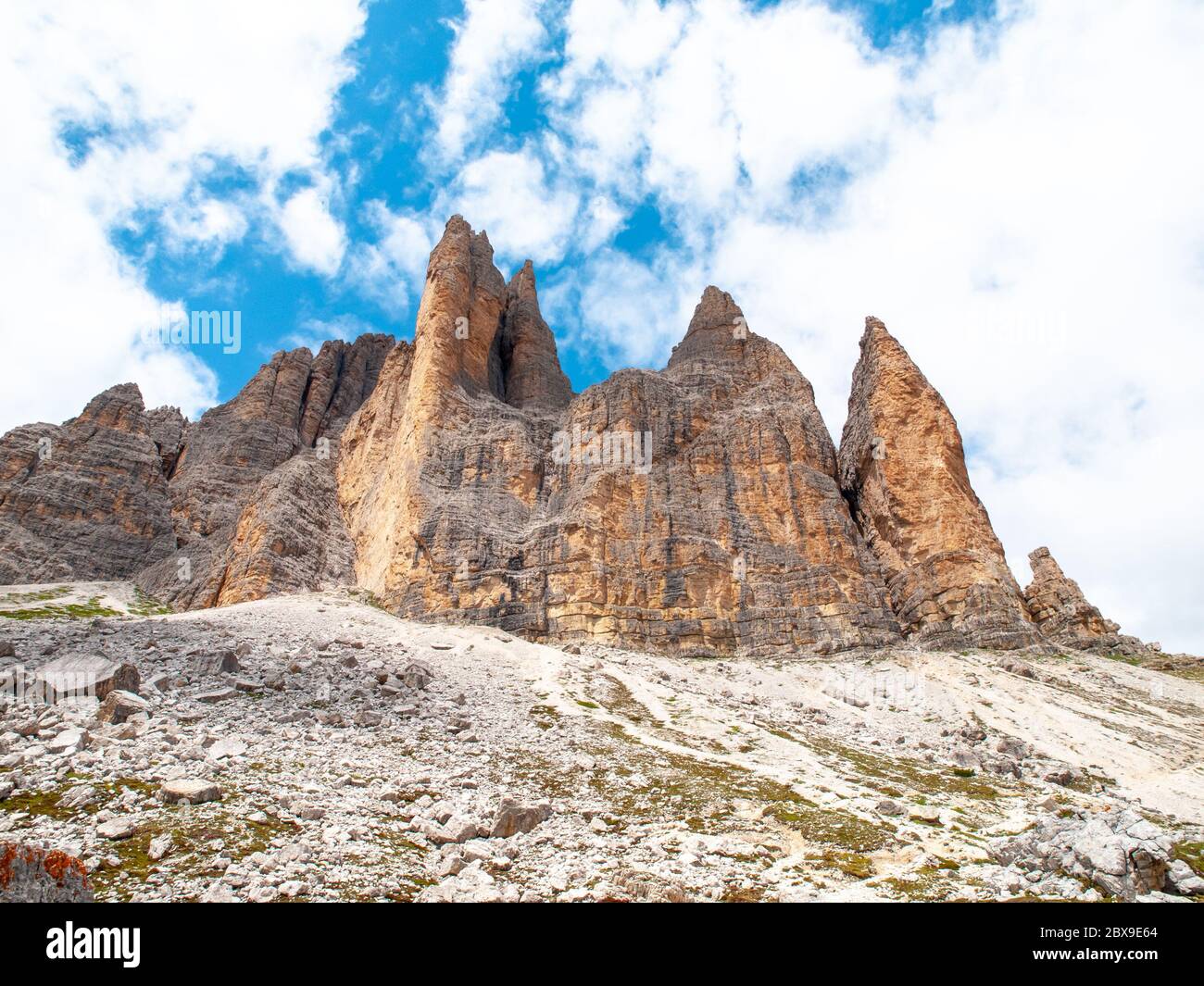 Tre Cime di Lavaredo, alias Drei Zinnen, formation de roches dans les Dolomites, Italie. Banque D'Images