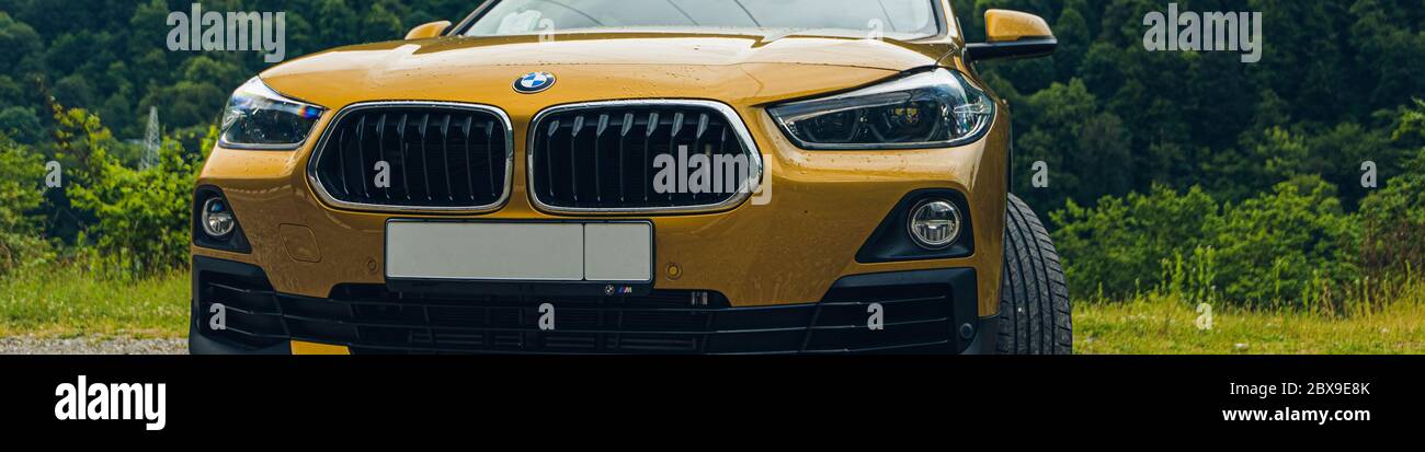 Russie Sotchi Krasnaya Polyana 4 juin 2020. Nouveau Golden City SUV BMW x2 Banque D'Images