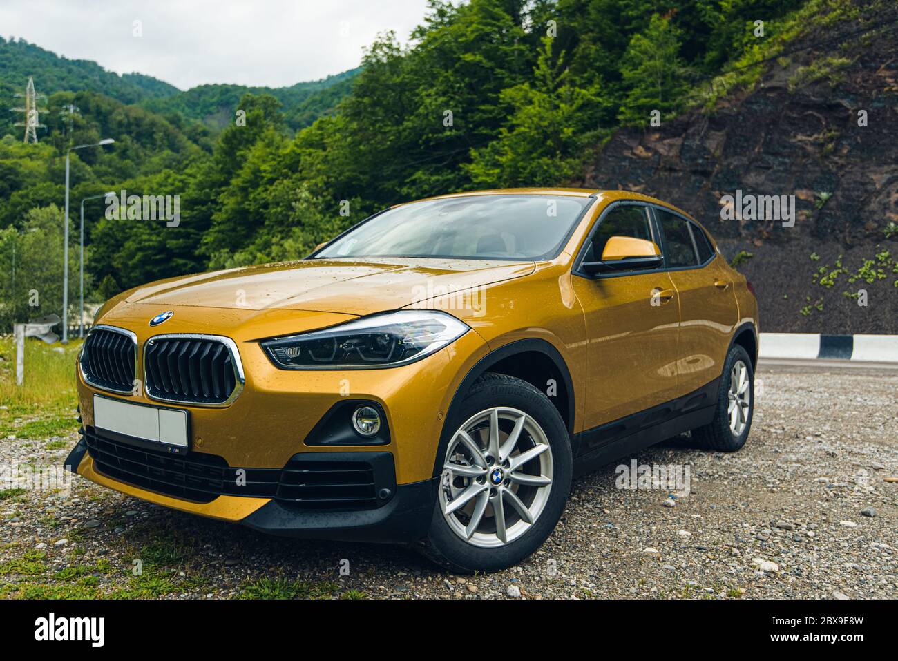 Russie Sotchi Krasnaya Polyana 4 juin 2020. Nouveau Golden City SUV BMW x2 Banque D'Images