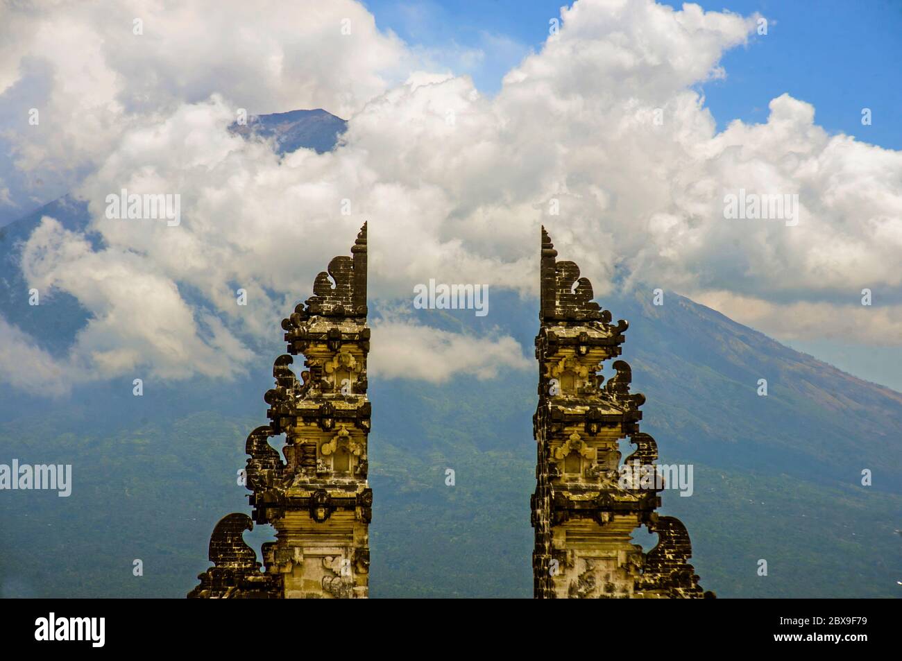 Vue incroyable sur le volcan de Bali Mont Agung à travers la magnifique et majestueuse porte du temple hindou Pura Lempuyan d'Indonésie en vacances en Asie trave Banque D'Images