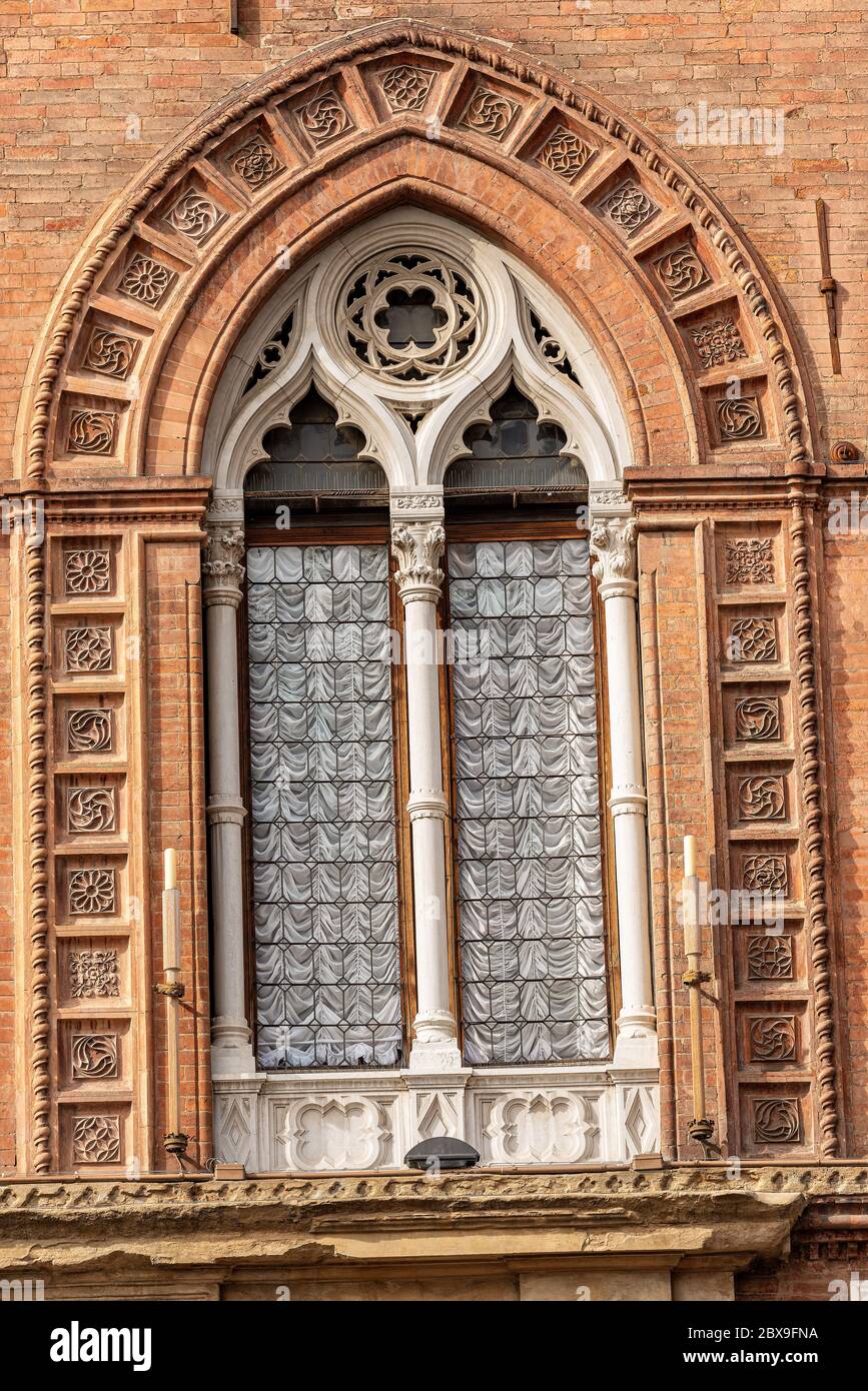 Gros plan d'une fenêtre à plusieurs fenêtres (bifora) du Palazzo d'Accursio, Hôtel de ville dans le centre de Bologne (XIIIe siècle), Piazza Maggiore, Italie. Banque D'Images