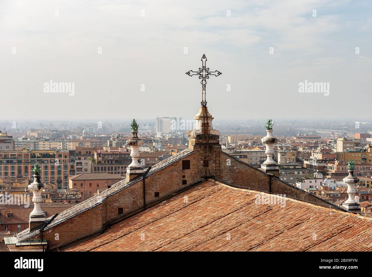 Paysage urbain de Bologne vu du clocher de la cathédrale métropolitaine de San Pietro (910 - XVIII siècle). Emilie-Romagne, Italie, Europe Banque D'Images