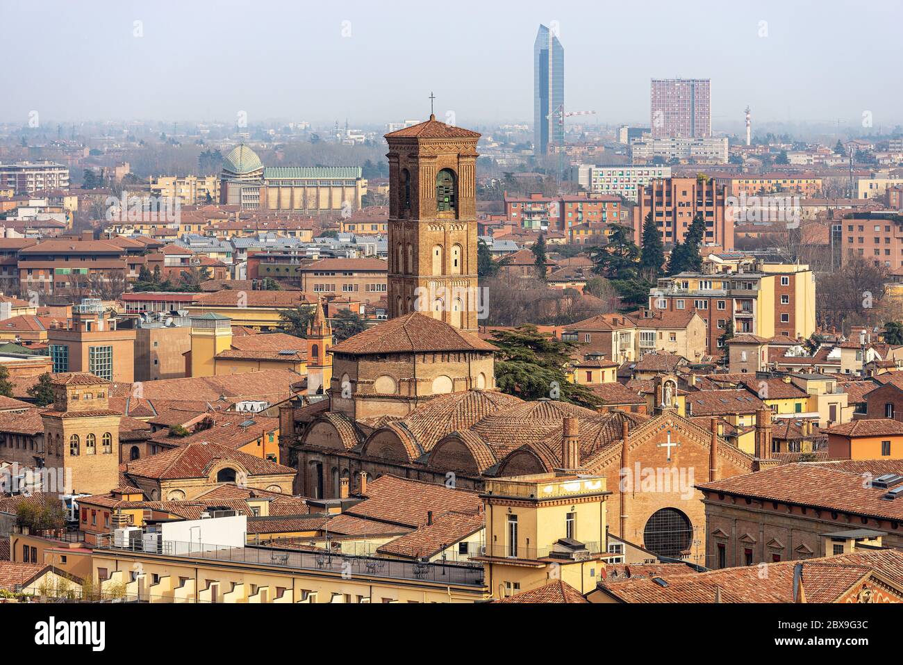 Paysage urbain du centre-ville de Bologne vu du clocher de la cathédrale métropolitaine de San Pietro avec la basilique de San Giacomo Maggiore, Italie. Banque D'Images