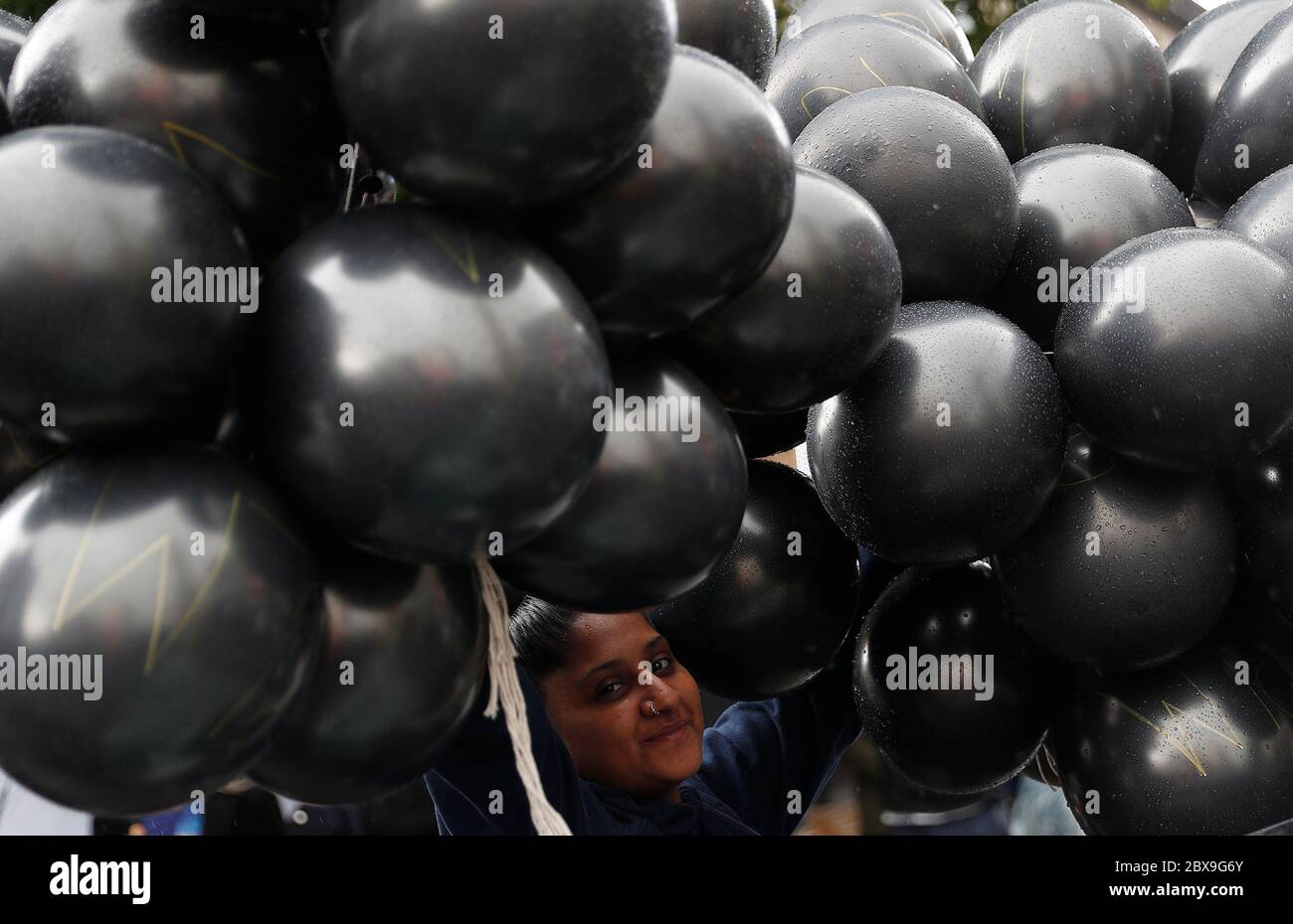 Leicester, Leicestershire, Royaume-Uni. 6 juin 2020. Un manifestant porte des ballons noirs lors d'une manifestation « Black Lives Matter » après la mort de l'américain George Floyd alors qu'il était sous la garde de la police de Minneapolis. Credit Darren Staples/Alay Live News. Banque D'Images