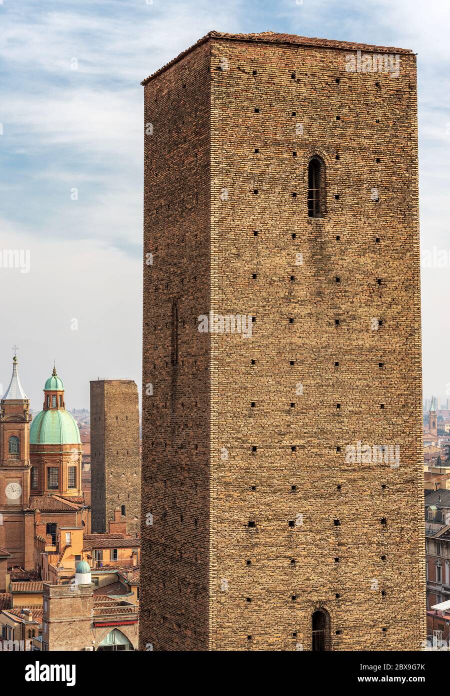 Bologne, tour Azzoguidi (XIIe siècle), en arrière-plan la tour Garisenda et la basilique de Santi Bartolomeo e Gaetano, Italie, Europe. Banque D'Images
