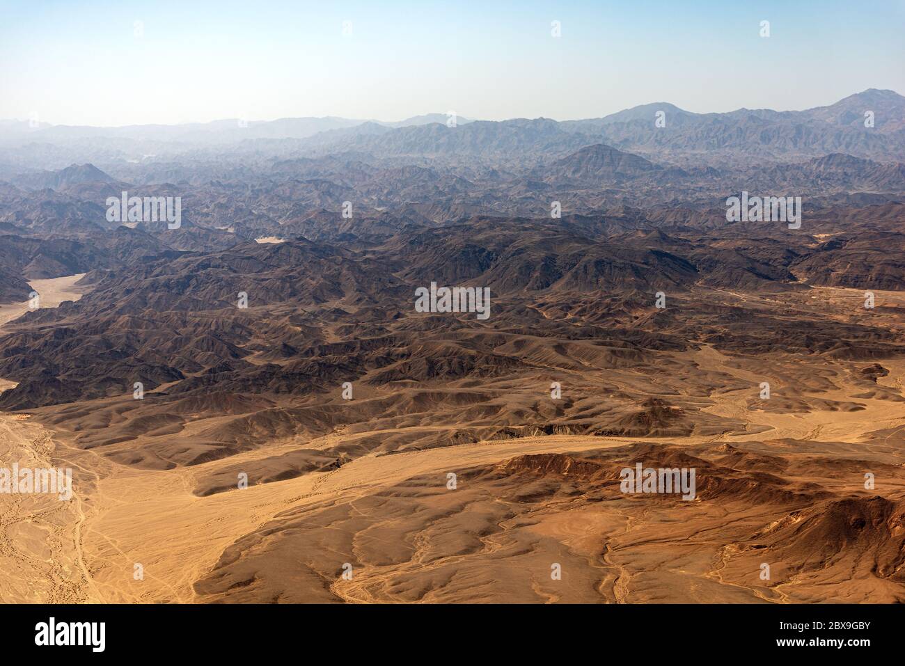 Vue aérienne du désert du Sahara entre le Nil et la mer Rouge, vue