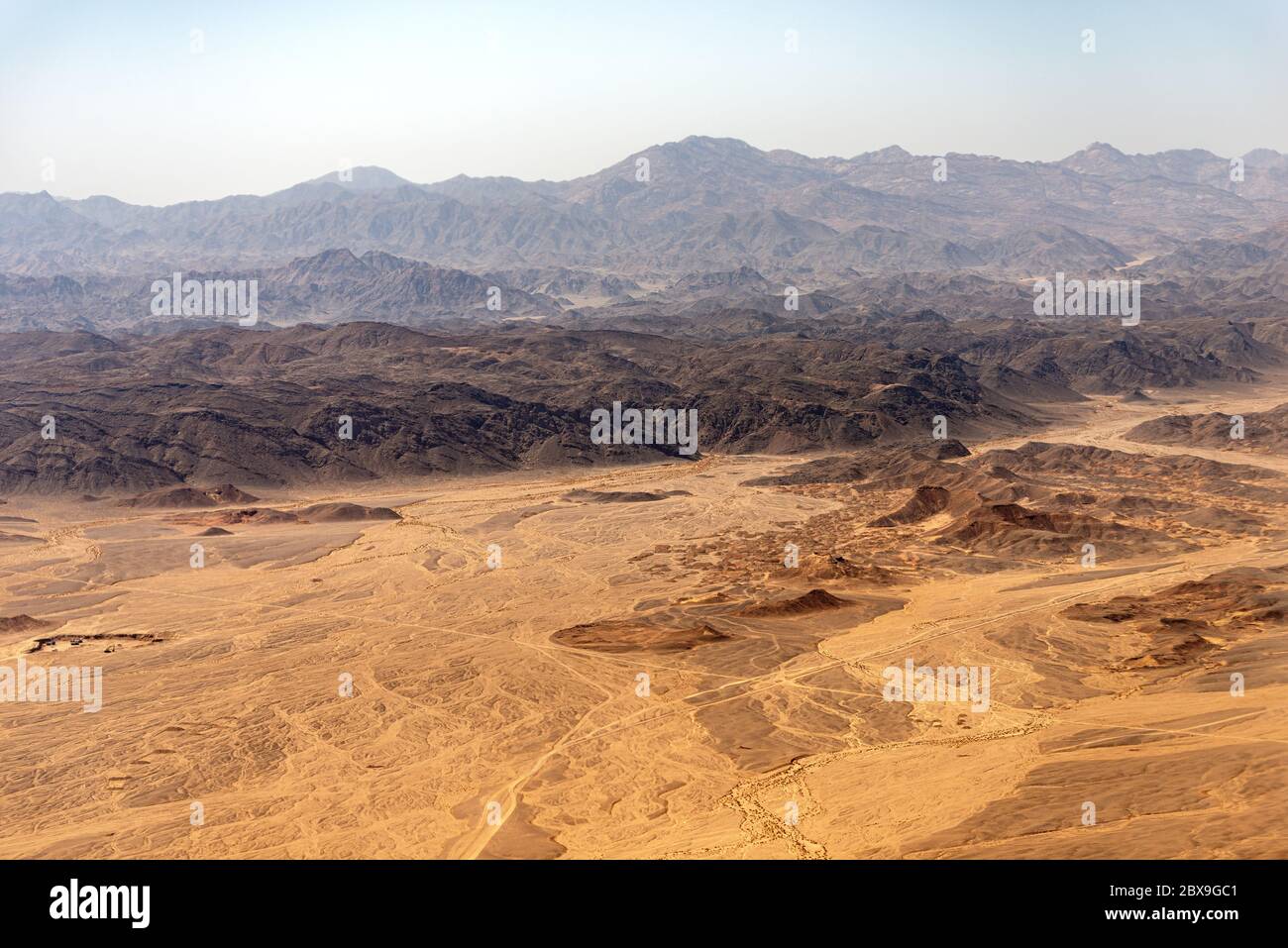 Vue aérienne du désert du Sahara entre le Nil et la mer Rouge, vue