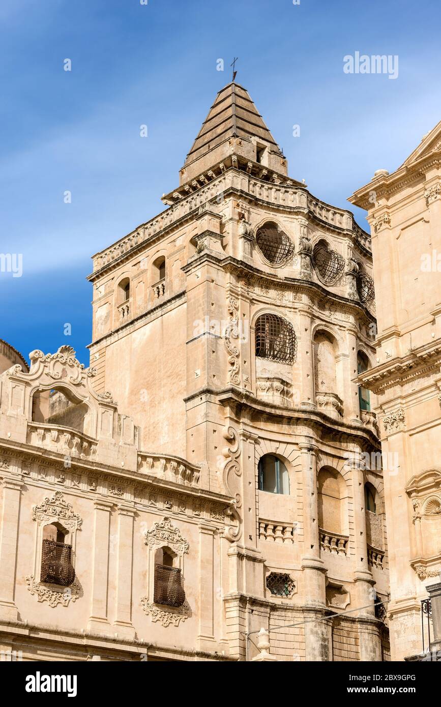 Ancien monastère de style baroque (Monastero del San Salvatore) dans la ville de Noto, province de Syracuse, île de Sicile, Italie, Europe Banque D'Images