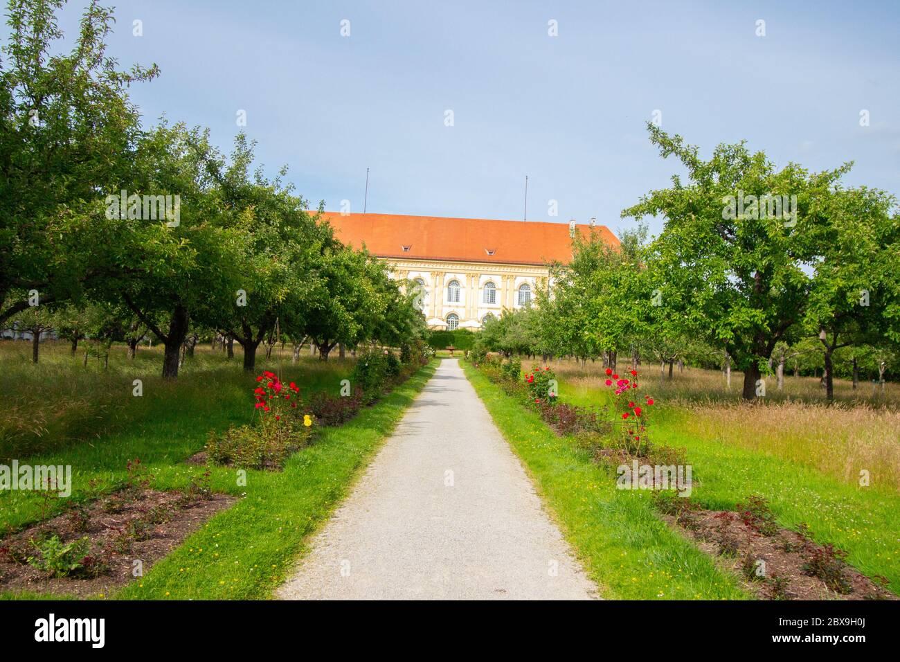 Dachau, Bavière/Allemagne - 05.31.2020 UN lieu dans le centre-ville de Dachau, appelé 'Hofgarten' par une journée ensoleillée. Château de Dachau en arrière-plan Banque D'Images