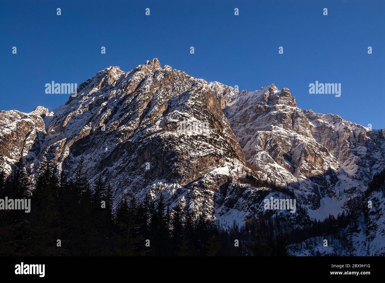 Mont Jod di Montasio. Alpes juliennes en hiver dans la vallée de Saisera (Val Saisera) avec des sommets enneigés et un ciel bleu clair. Tarvisio, Friuli, Italie. Banque D'Images