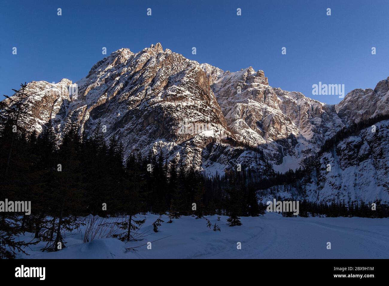 Mont Jod di Montasio. Alpes juliennes en hiver dans la vallée de Saisera (Val Saisera) avec des sommets enneigés et un ciel bleu clair. Tarvisio, Friuli, Italie. Banque D'Images