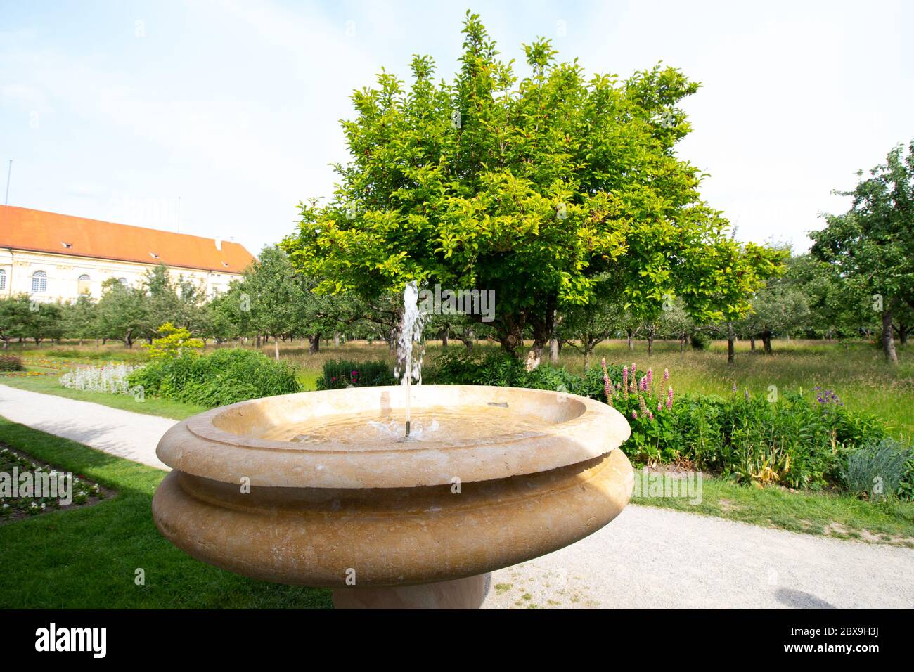 Dachau, Bavière/Allemagne - 05.31.2020 UN lieu dans le centre-ville de Dachau, appelé 'Hofgarten' par une journée ensoleillée. Château de Dachau en arrière-plan. Fontaine Banque D'Images