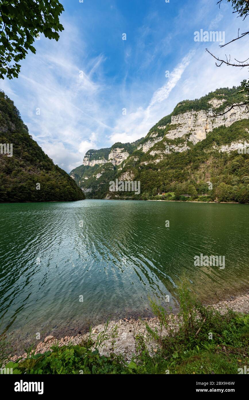 Lago Schener, petit lac artificiel dans les Alpes, Trentin-Haut-Adige et Vénétie, Pontet, Fiera di Primiero, Italie, Europe Banque D'Images