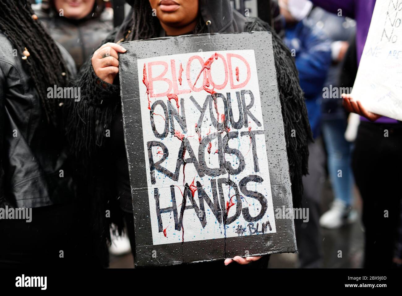 Leicester, Leicestershire, Royaume-Uni. 6 juin 2020. Un manifestant assiste à une manifestation « Black Lives Matter » après le décès de l'américain George Floyd alors qu'il était sous la garde de la police de Minneapolis. Credit Darren Staples/Alay Live News. Banque D'Images