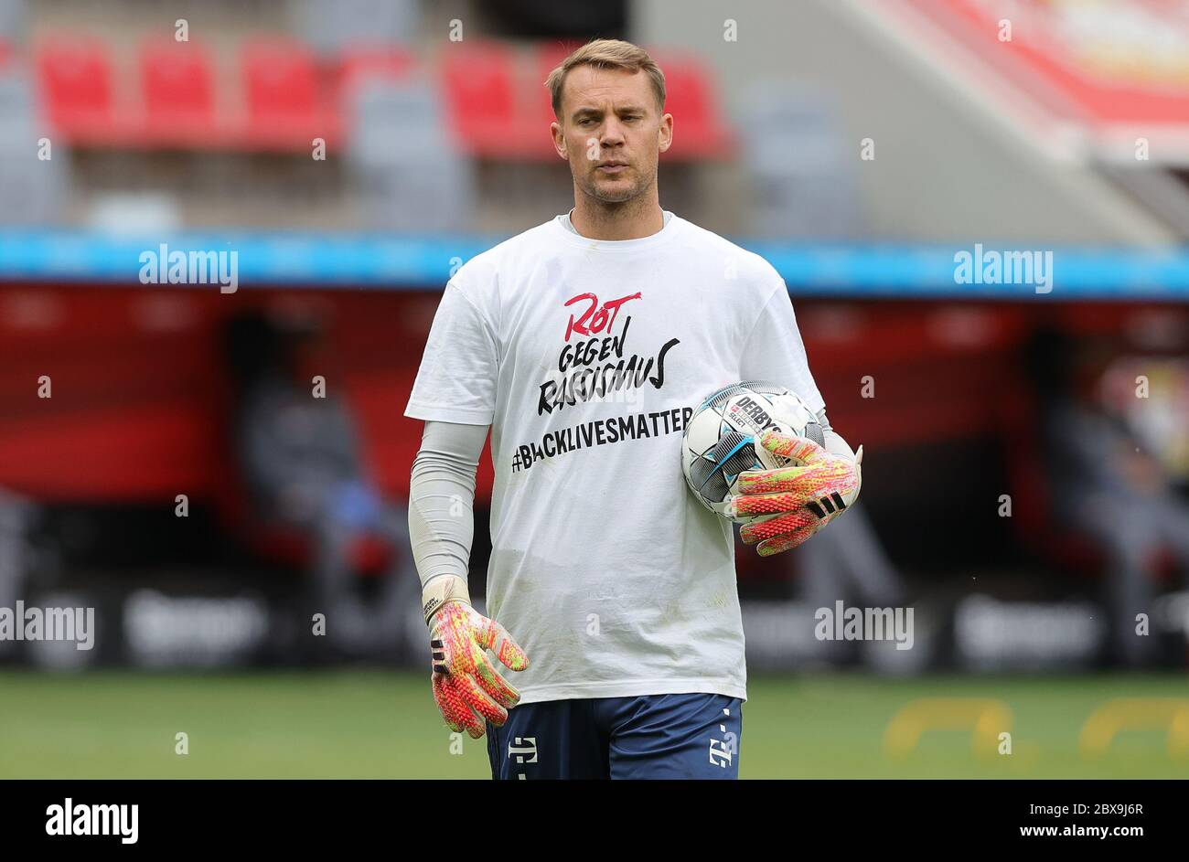 Leverkusen, Allemagne, 6 juin 2020, Manuel NEUER, FCB 1 avec t-shirt rouge contre le rassisme au 1.Bundesliga Match BAYER 04 LEVERKUSEN - FC BAYERN MUENCHEN en saison 2019/2020 am match jour 30. © Peter Schatz / Alamy Live News / Ralf Ibing/Firo/Pool - LES RÈGLEMENTS DFL INTERDISENT TOUTE UTILISATION DE PHOTOGRAPHIES comme SÉQUENCES D'IMAGES et/ou QUASI-VIDÉO - agences de presse nationales et internationales HORS usage éditorial SEULEMENT crédit: Peter Schatz/Alamy Live News Banque D'Images
