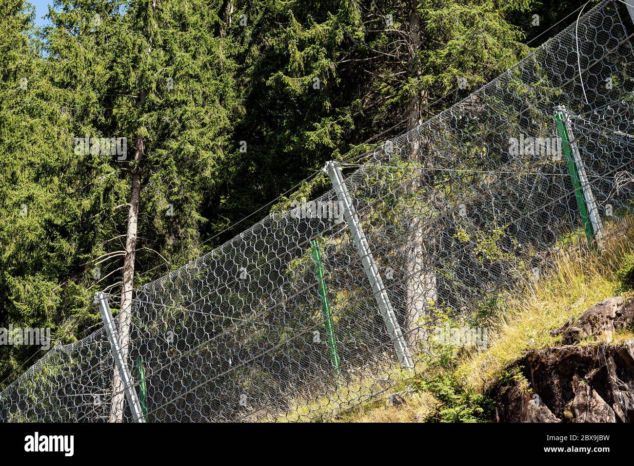 Gros plan d'une barrière de chute avec treillis métallique dans la montagne, Alpes italiennes, Trentin-Haut-Adige, Italie, Europe Banque D'Images