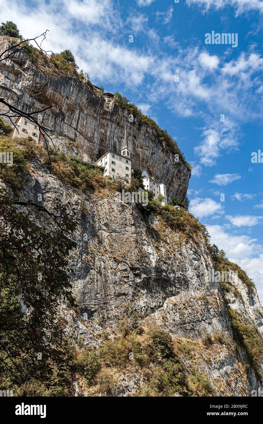Madonna della Corona, Sanctuaire de la Vierge de la couronne. Construit sur le flanc de la montagne (montagne Baldo) surplombant la vallée de l'Adige, village de Spiazzi, V Banque D'Images