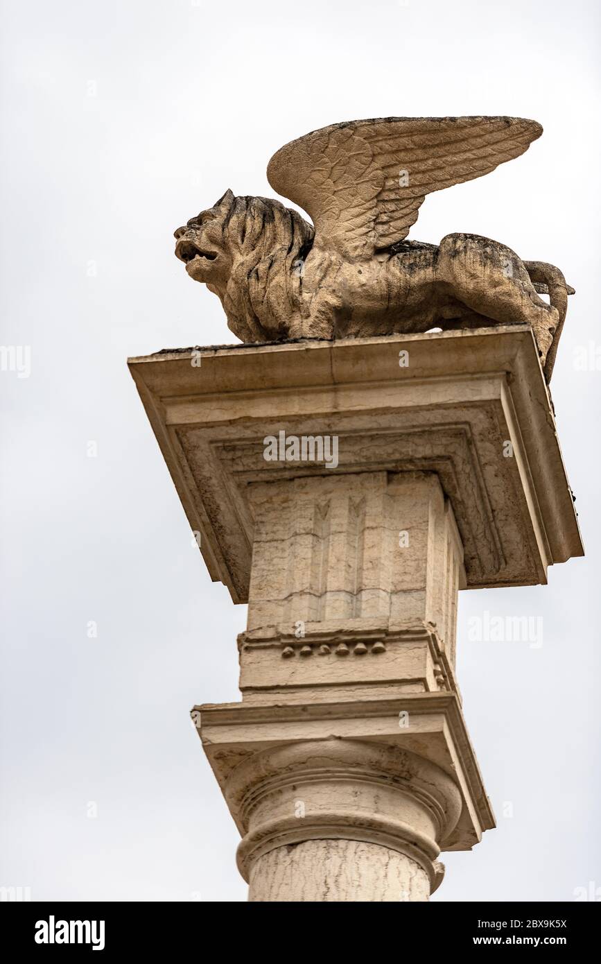 Drapeau avec le Lion de San Marco, dans la ville de Venise, Italie