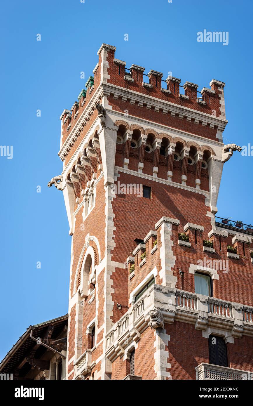 Castello Cova ou Palazzo Viviani Cova (1910-1915). Château et Palais de style néo-médiéval dans le centre de Milan, Lombardie, Italie, Europe Banque D'Images