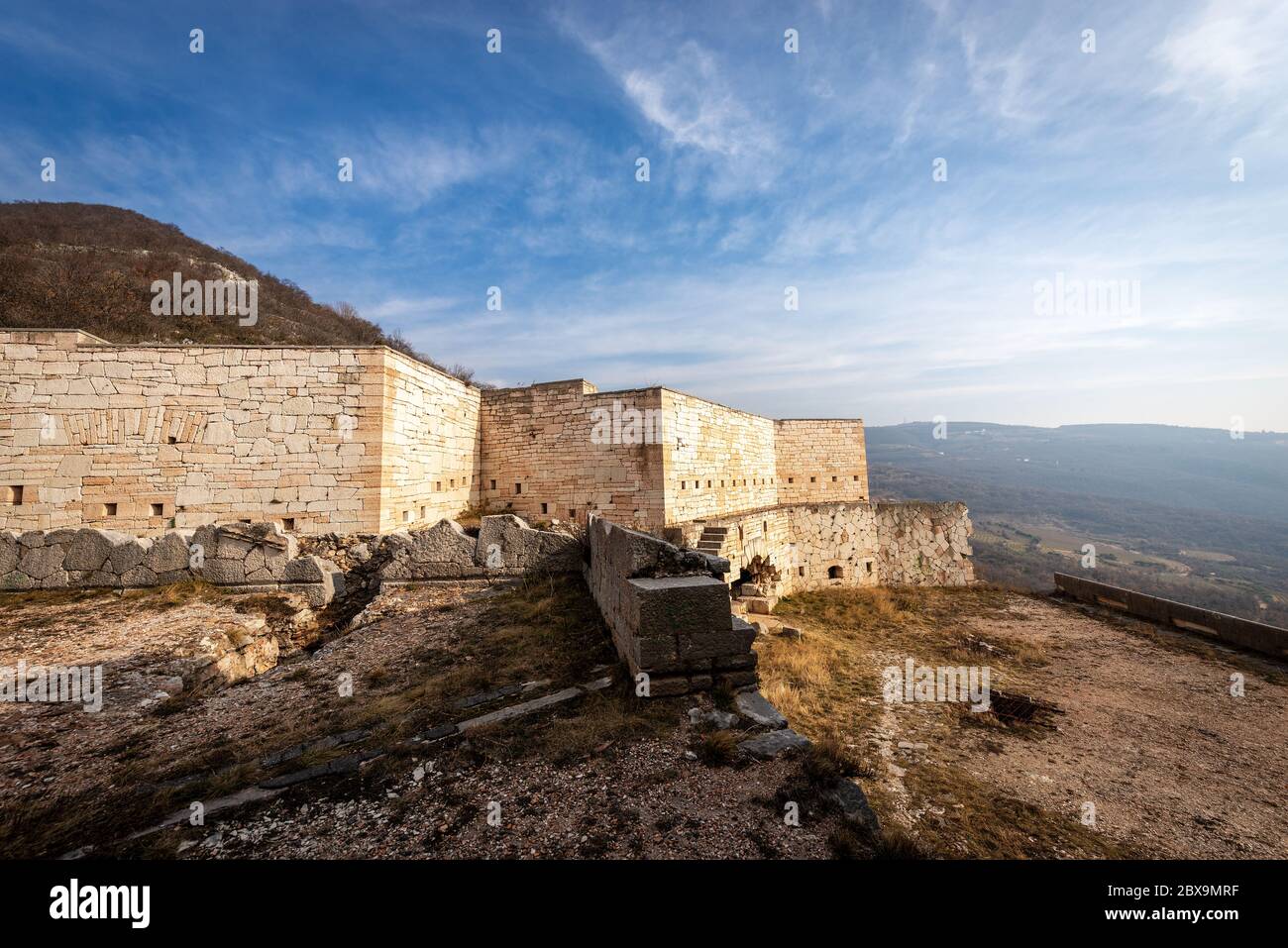 Vieilles ruines du fort Mollaire (forte di Monte) de l'empire autrichien (1849-1852) construit pour protéger la frontière sur la vallée de l'Adige près de Vérone, Italie Banque D'Images