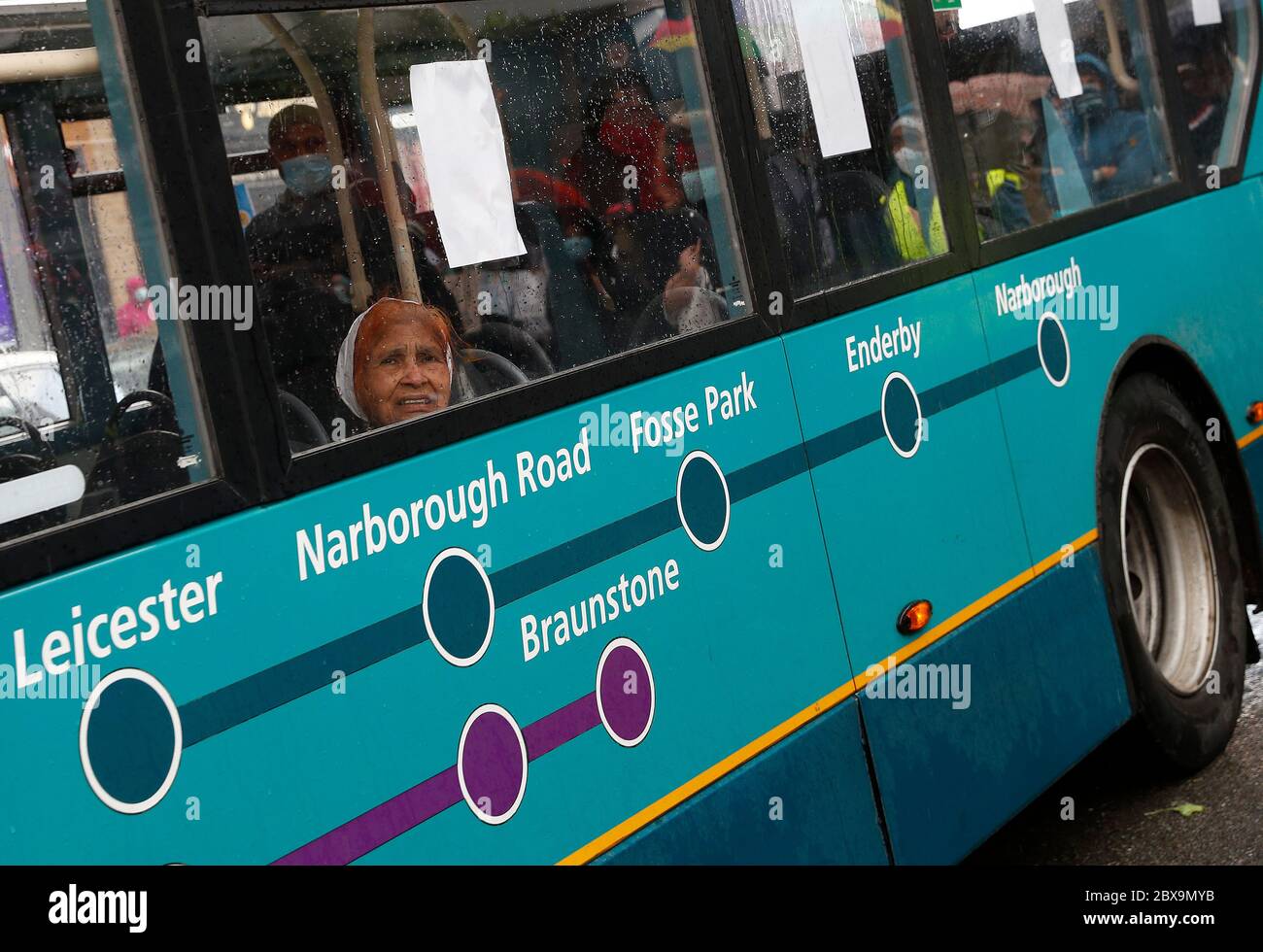 Leicester, Leicestershire, Royaume-Uni. 6 juin 2020. Un passager de bus qui passe regarde une manifestation « Black Lives Matter » après le décès de l'américain George Floyd alors qu'il était sous la garde de la police de Minneapolis. Credit Darren Staples/Alay Live News. Banque D'Images
