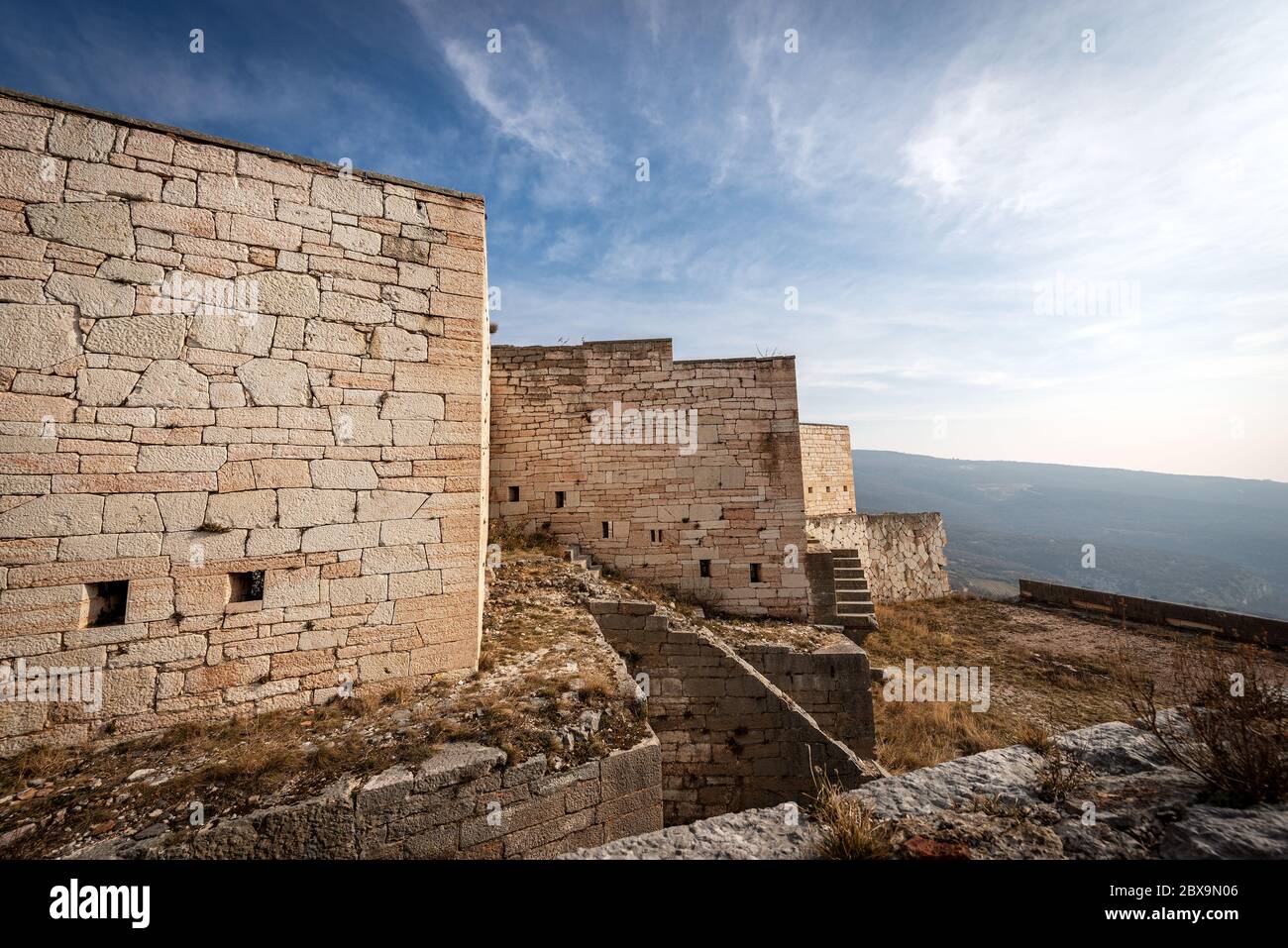Vieilles ruines du fort Mollaire (forte di Monte) de l'empire autrichien (1849-1852) construit pour protéger la frontière sur la vallée de l'Adige près de Vérone, Italie Banque D'Images