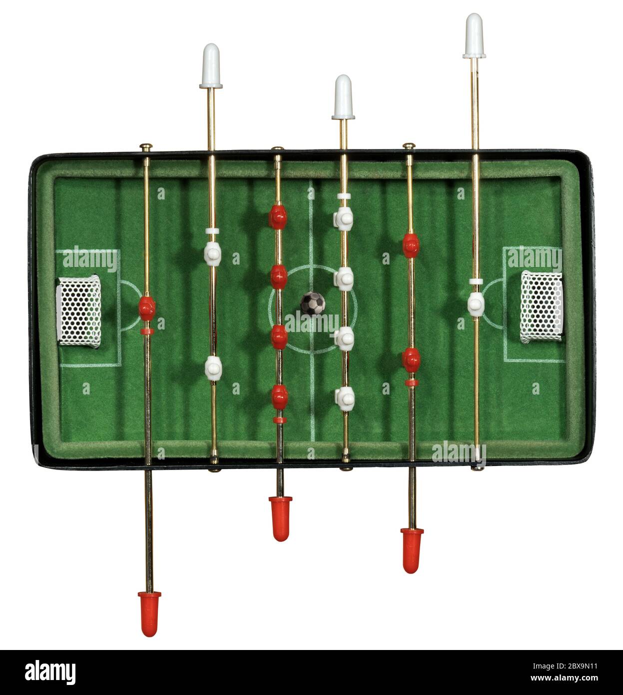 Vue de dessus d'un mini-jeu de baby-foot avec un vieux ballon de football noir et blanc. Isolé sur fond blanc Banque D'Images