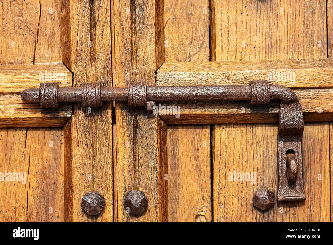 Gros plan d'une ancienne porte en bois avec un grand loquet en fer forgé et  des goujons. Verona province, Vénétie, Italie, Europe Photo Stock - Alamy