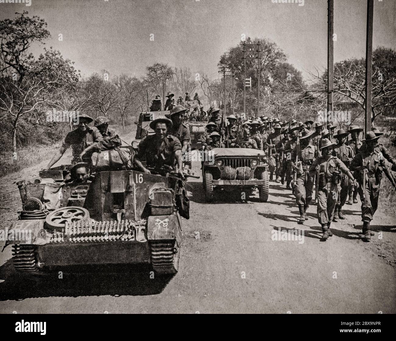 Des soldats britanniques et Gurkha entrent à fort Dufferin à Mandalay, la deuxième ville de Birmanie, le 10 mars 1945, pendant la campagne birmane. Après la rupture du mur près de la porte du Nord, les troupes ont pu pénétrer dans le fort sous le couvert d'un bombardement intensif de l'artillerie et soutenu par des chars. Banque D'Images