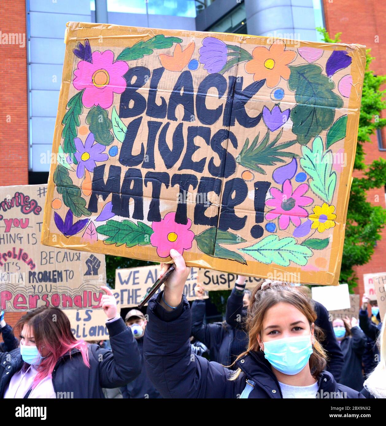 Une personne porte un écriteau lors d'une manifestation Black Lives Matter dans le centre de Manchester, en Angleterre, au Royaume-Uni sur 6 juin 2020, en présence de milliers de manifestants, en solidarité avec les manifestants aux États-Unis concernant la mort de George Floyd. Floyd, un homme afro-américain, décédé à Minneapolis, Minnesota, États-Unis, en Ontario, 25 mai 2020, alors qu'il était arrêté par 4 policiers après qu'un assistant de magasin ait prétendu qu'il avait essayé de payer avec une fausse facture de $20. Banque D'Images