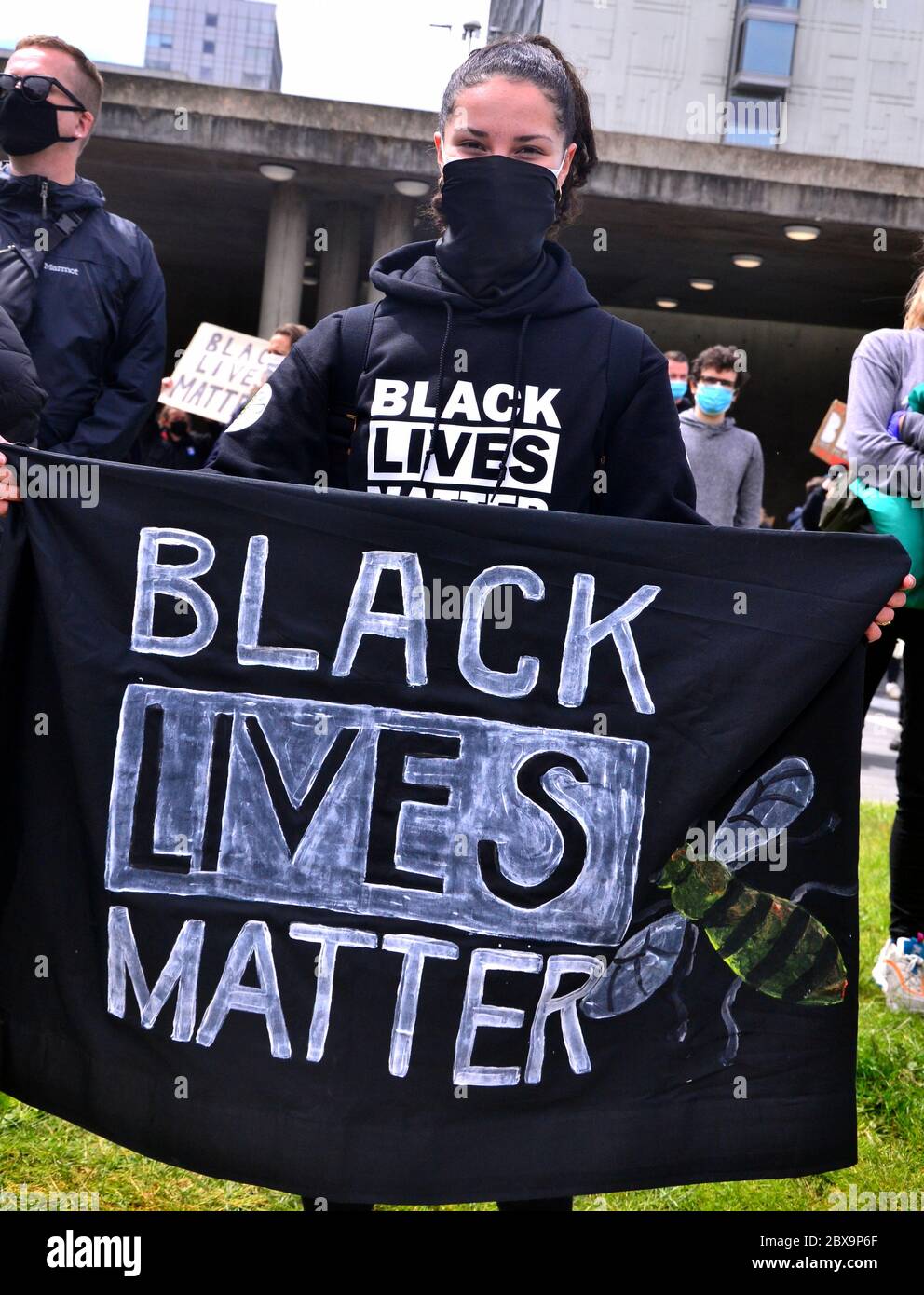 Une manifestation Black Lives Matter dans le centre de Manchester, Angleterre, Royaume-Uni, le 6 juin 2020, a assisté de milliers de manifestants, en solidarité avec les manifestants aux États-Unis au sujet de la mort de George Floyd. Floyd, un homme afro-américain, est décédé à Minneapolis, Minnesota, États-Unis, le 25 mai 2020, alors qu'il était arrêté par 4 policiers après qu'un assistant de magasin ait prétendu avoir essayé de payer avec une fausse facture de 20 $. Banque D'Images