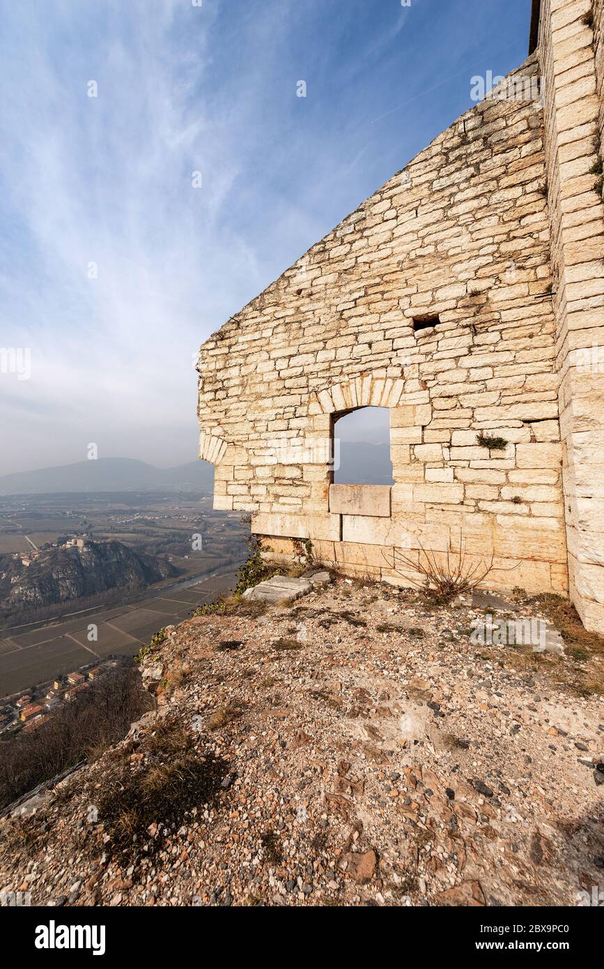 Fort Mollaire (forte di Monte) de l'empire autrichien (1849-1852) construit pour protéger la frontière sur la vallée de l'Adige près de Vérone, Vénétie, Italie, Europe Banque D'Images