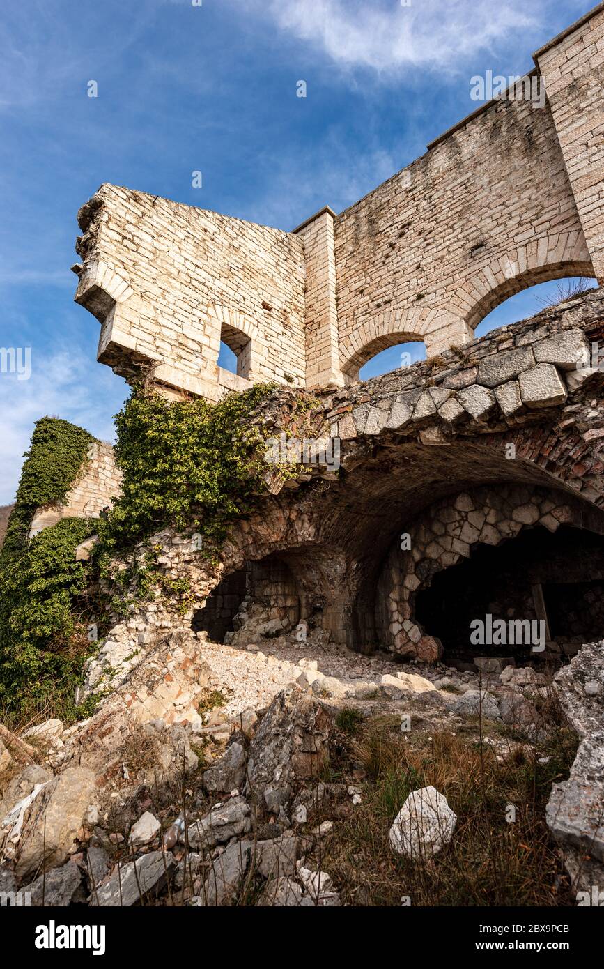 Fort Mollaire (forte di Monte) de l'empire autrichien (1849-1852) construit pour protéger la frontière sur la vallée de l'Adige près de Vérone, Vénétie, Italie, Europe Banque D'Images