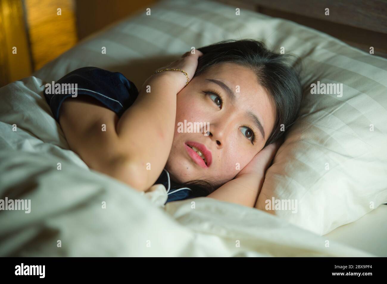Jeune femme coréenne asiatique, sans sommeil, couchée au lit éveillée la  nuit, souffrant de cauchemar après avoir regardé un film d'horreur zombie  dans Fear and Photo Stock - Alamy