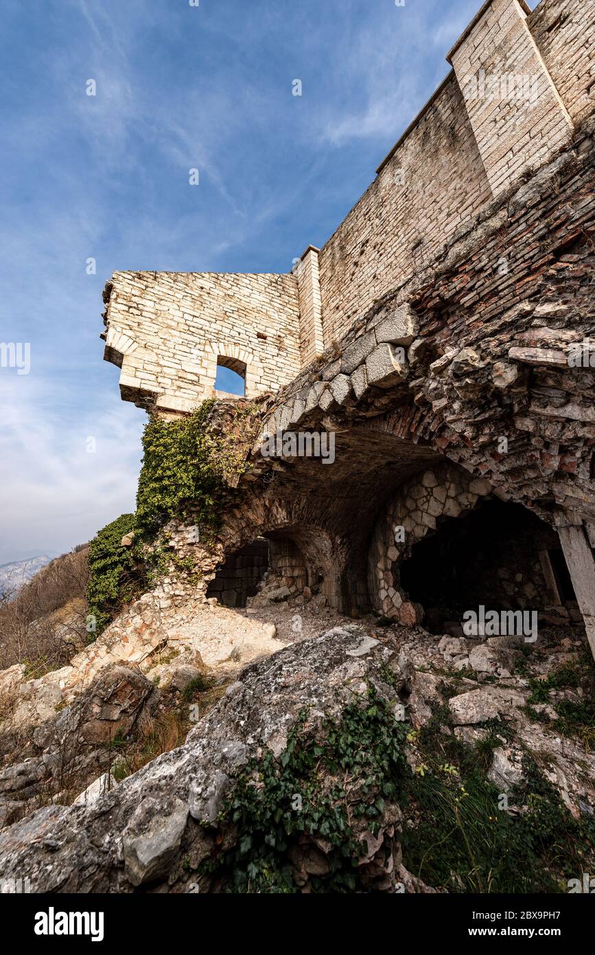 Fort Mollaire (forte di Monte) de l'empire autrichien (1849-1852) construit pour protéger la frontière sur la vallée de l'Adige près de Vérone, Vénétie, Italie, Europe Banque D'Images