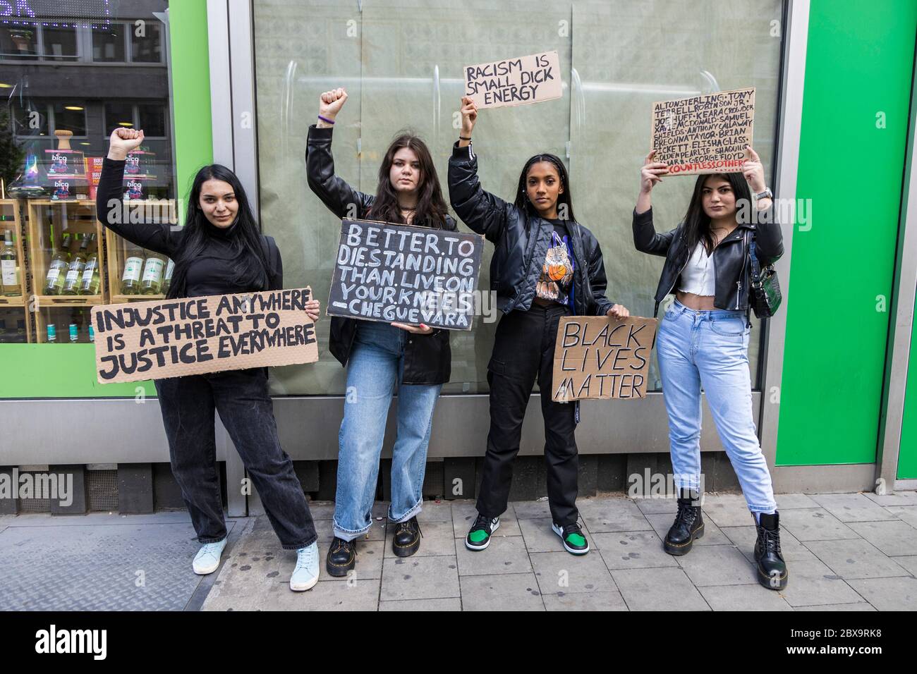 Düsseldorf, Allemagne. 6 juin 2020. Les vies noires comptent pour protester. Des milliers de personnes assistent à une manifestation contre le racisme et le meurtre du noir américain George Floyd lors de l'arrestation par des policiers blancs à Minneanapolis, dans le Minnesota. Photo: 51North/Alamy Live News Banque D'Images