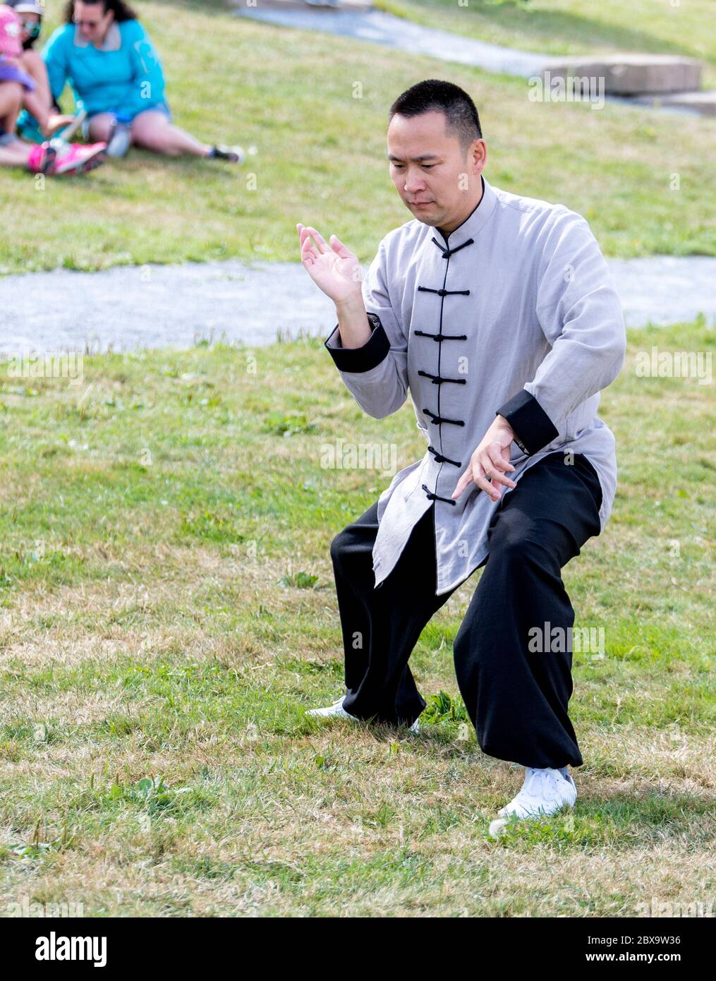 Saint John, Nouveau-Brunswick, Canada - 26 août 2017 : événements au Festival des bateaux-dragons. Un homme asiatique démontre le Tai Chi. Banque D'Images