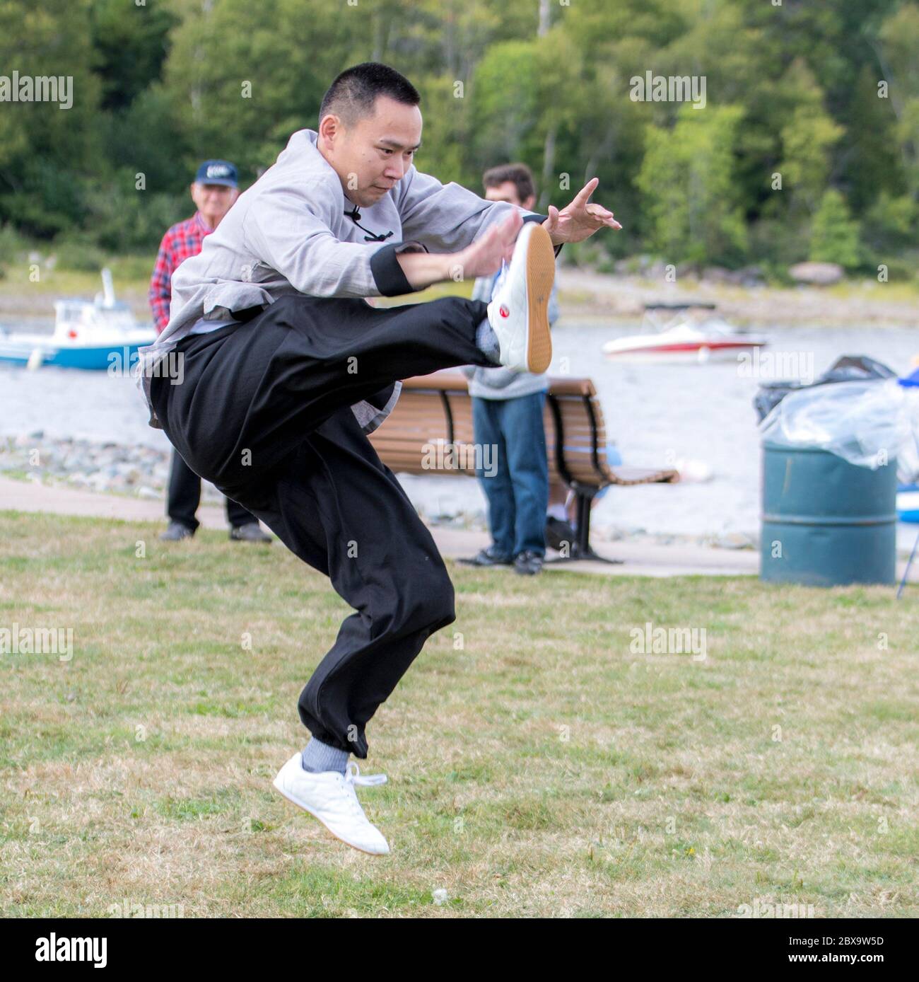 Saint John, Nouveau-Brunswick, Canada - 26 août 2017 : événements au Festival des bateaux-dragons. Un homme asiatique démontre le Tai Chi. Banque D'Images