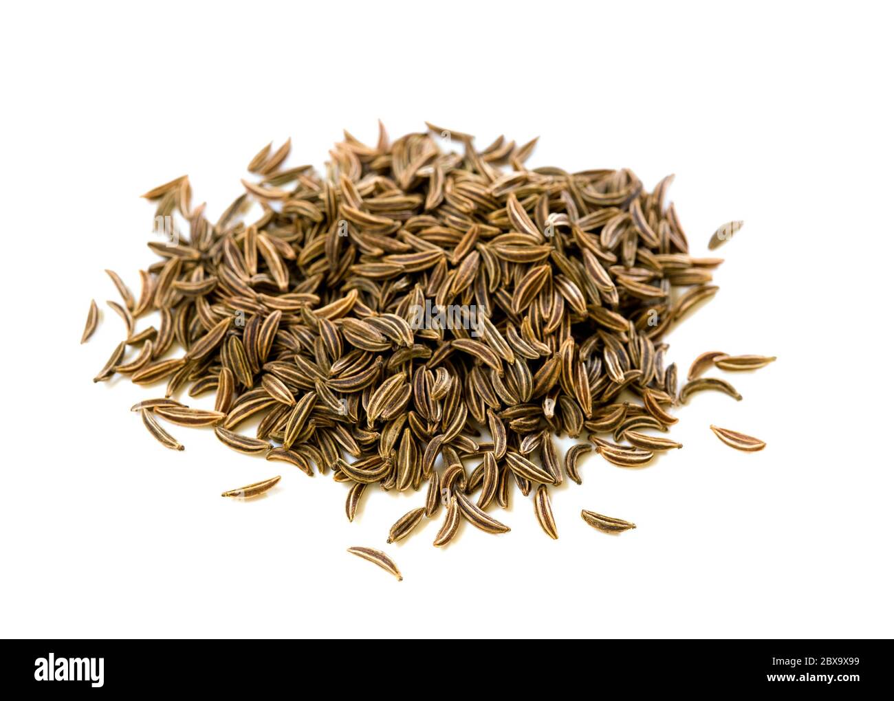 pile de graines de carvi isolées sur fond blanc Banque D'Images