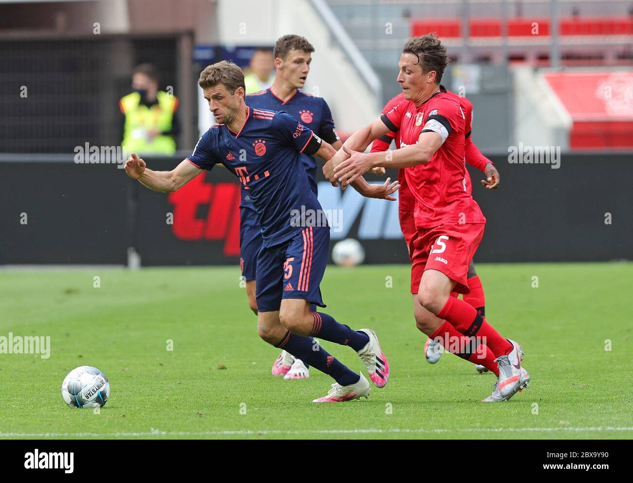 Leverkusen, Allemagne, 6 juin 2020, Thomas MUELLER, MÜLLER, FCB 25 contre Julian BAUMGARTLINGER, Lev 15 au match 1.Bundesliga BAYER 04 LEVERKUSEN - FC BAYERN MUENCHEN en saison 2019/2020 AM match 30. Foto: © Peter Schatz / Alamy Live News / Ralf Ibing/Firo/Pool - LES RÈGLEMENTS DFL INTERDISENT TOUTE UTILISATION DE PHOTOGRAPHIES comme SÉQUENCES D'IMAGES et/ou QUASI-VIDÉO - agences de presse nationales et internationales HORS usage éditorial SEULEMENT Banque D'Images