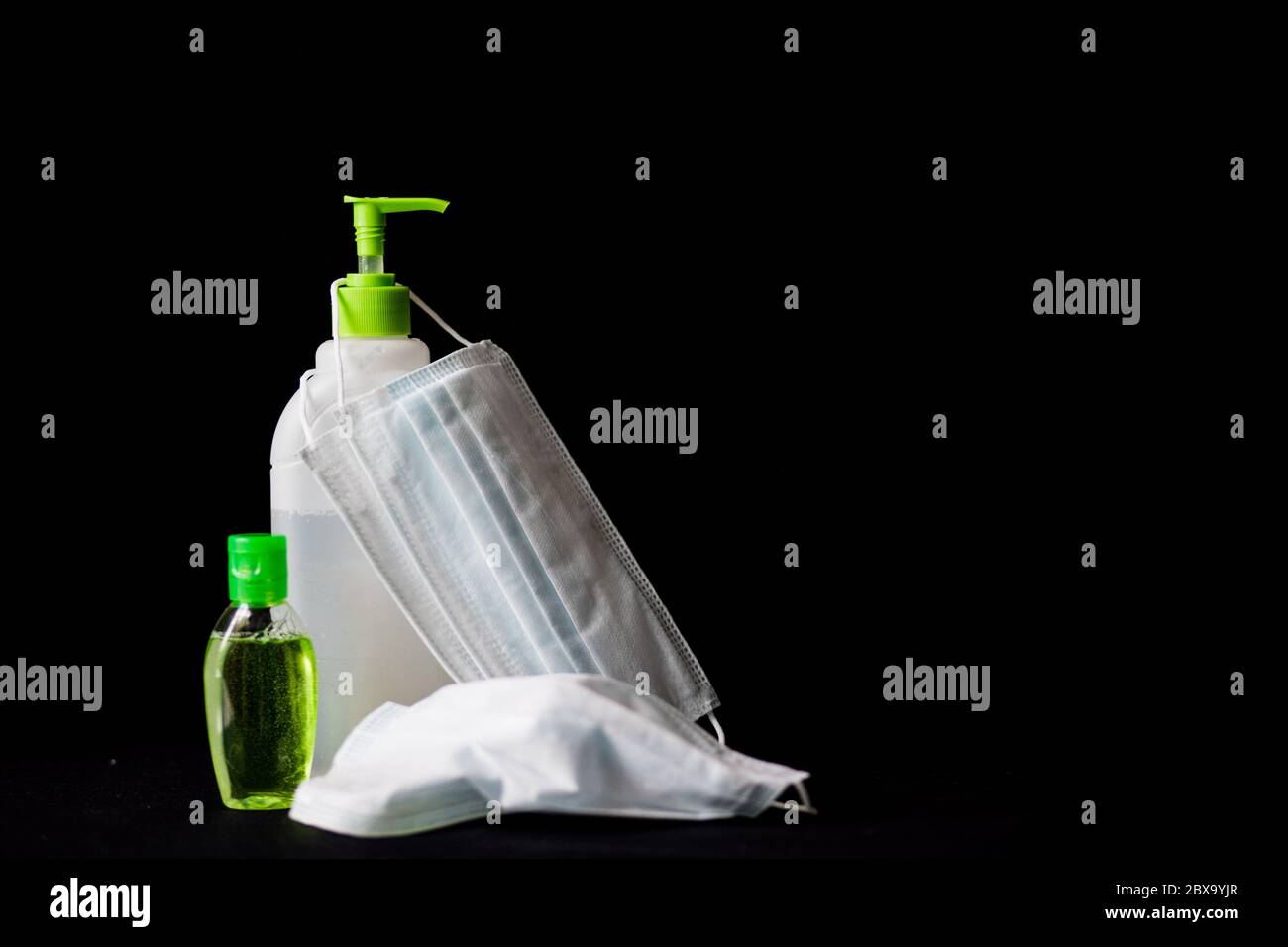 Gel désinfectant ou savon antibactérien et masque facial pour mesure préventive du coronavirus, vue de dessus Banque D'Images