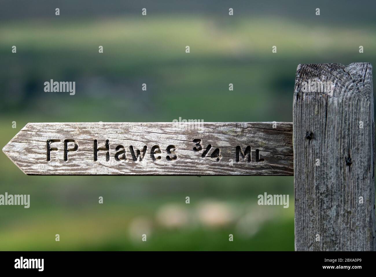 Panneau en bois indiquant la direction du sentier vers Hawes dans le parc national de Yorkshire Dales, Royaume-Uni. Banque D'Images