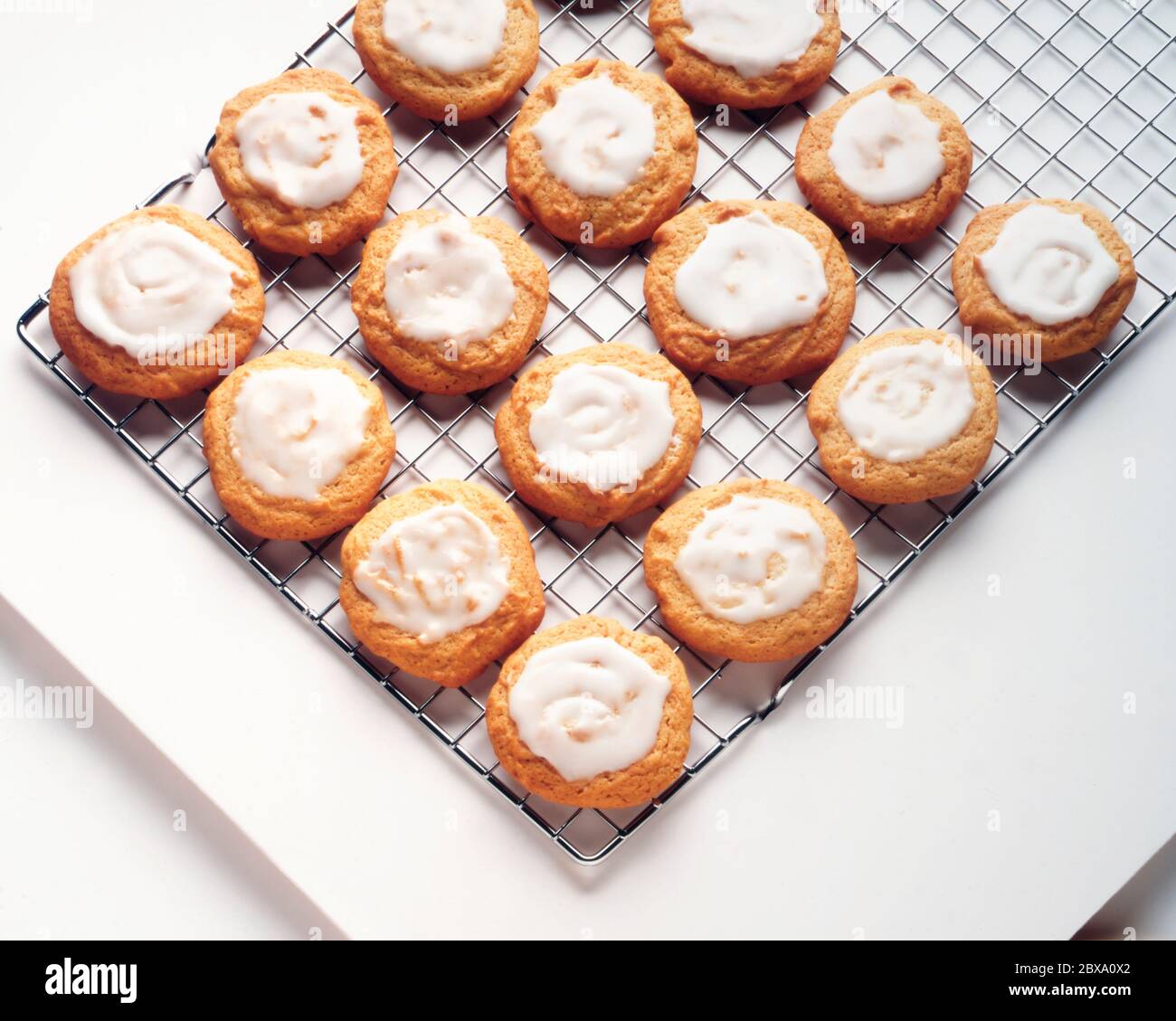 Biscuits Spice sur un rack Banque D'Images