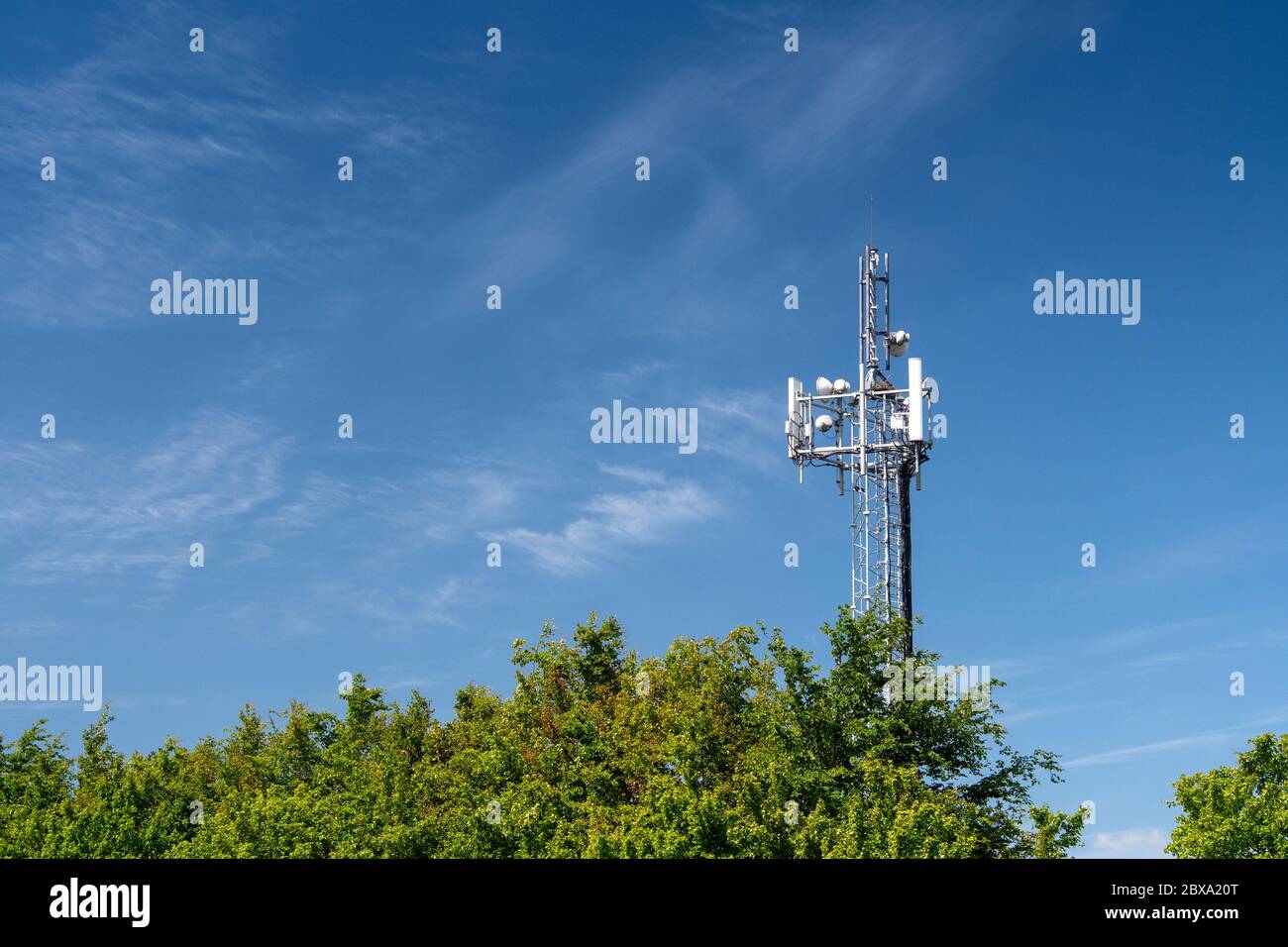 Mât de transmission de téléphone mobile dans la campagne, Écosse, Royaume-Uni. Banque D'Images