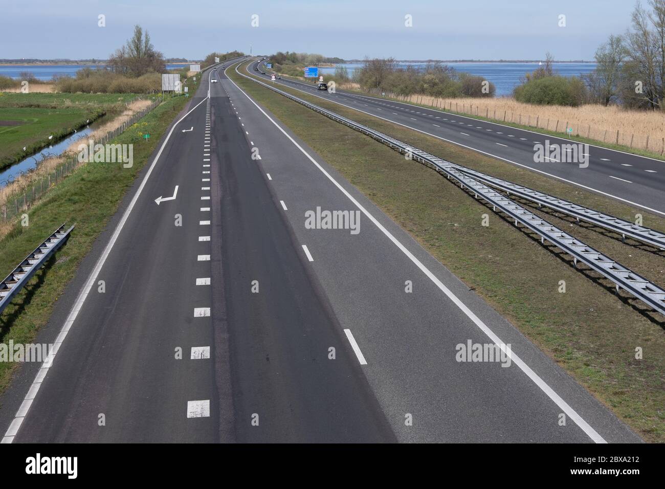 Autoroute A6 déserte aux pays-Bas, suite aux conseils du gouvernement de rester à la maison et d'éviter de prendre la route pour limiter la propagation du virus corona Banque D'Images