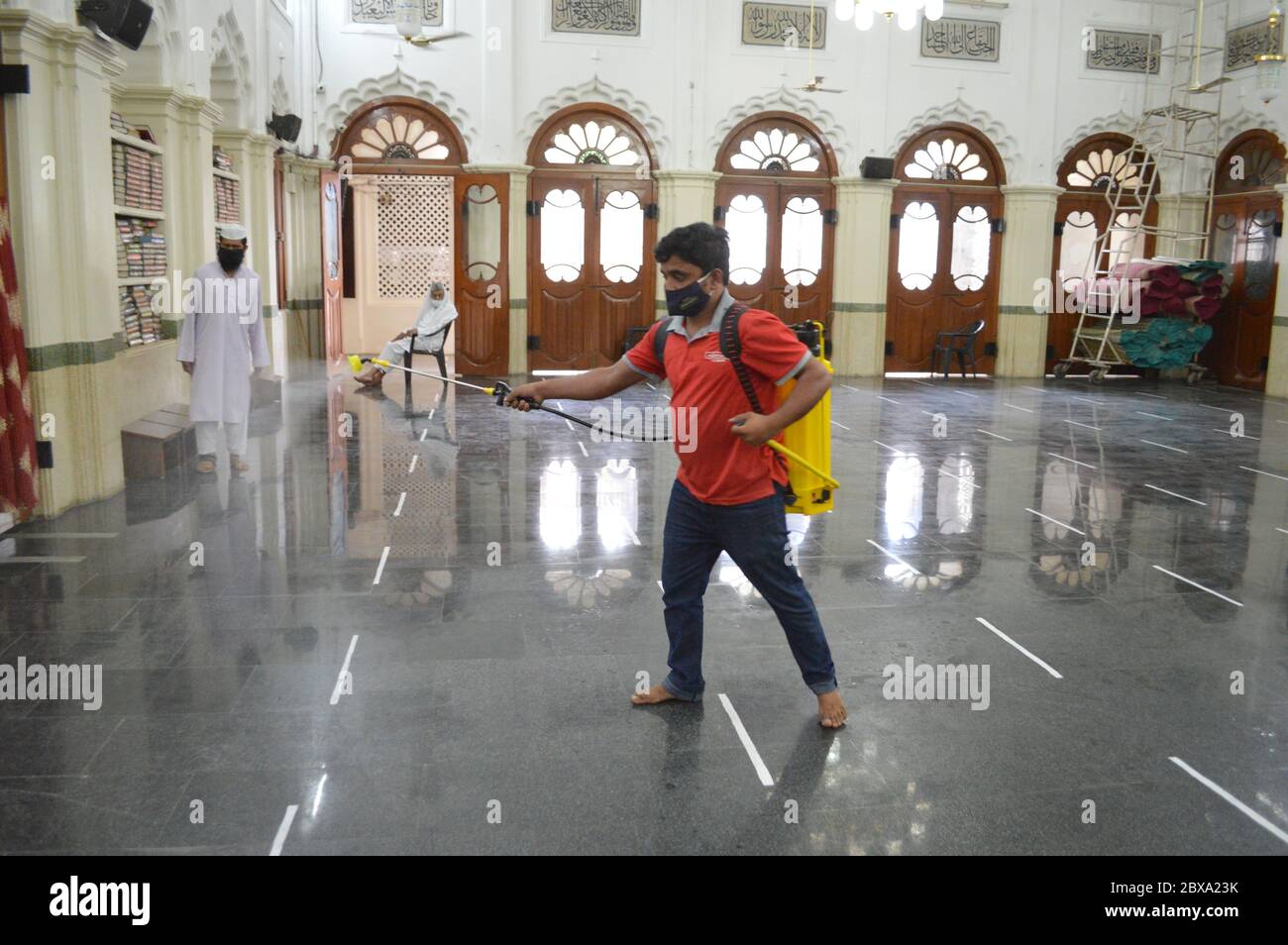 Bangalore, Inde. 6 juin 2020. Un travailleur désinfecte une mosquée à Bangalore, en Inde, le 6 juin 2020. Samedi matin, le ministère fédéral de la Santé de l'Inde a signalé 294 nouveaux décès et 9,887 nouveaux cas de COVID-19 au cours des dernières 24 heures dans tout le pays, portant le nombre de décès à 6,642 et le nombre total de cas à 236,657. La cinquième phase du confinement à l'échelle nationale est entrée en vigueur lundi, marquant plusieurs détentions et rouvrant de façon progressive. Crédit: STR/Xinhua/Alay Live News Banque D'Images